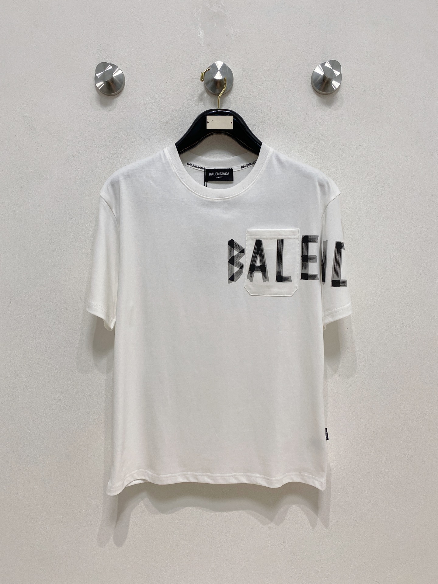 NO:459070,Balenciaga 2025 summer new short-sleeved T-shirt, the personalized art series exclusively released on the entire network. The versatile details are perfectly processed and pure cotton fabric is very exquisite. Original fabric. The same high-quality and comfortable hand feels very fashionable and personalized. A super versatile and beautiful style for men and women. The same color is black and white. M-3XL, balenciaga, T-shirt,tees, t-shirt,alexander wang19860909巴黎世家2025夏季新款短袖T恤,个性艺术系列全网独家首发 百搭款细节处理完美纯棉面料十分精致 原版面料 网红明星同款高版本 高品质手感非常舒服 时尚又个性 超级百搭好看的一款男女同款颜色黑、白 码数M-3XL,,balenciaga,T-shirt,tees，t-shirt,alexander wang,Men's clothing