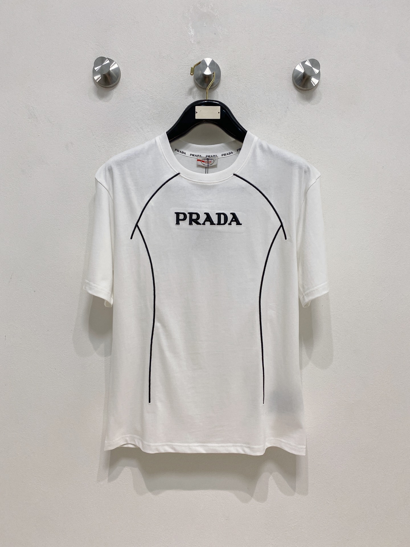 NO:459075,Balenciaga 2025 summer new short-sleeved T-shirt, the personalized art series exclusively released on the entire network. The versatile details are perfectly processed and pure cotton fabric is very exquisite. Original fabric. The same high-quality and comfortable hand feels very fashionable and personalized. A super versatile and beautiful style for men and women. The same color is black and white. M-3XL, balenciaga, T-shirt,tees, t-shirt,alexander wang19860909巴黎世家2025夏季新款短袖T恤,个性艺术系列全网独家首发 百搭款细节处理完美纯棉面料十分精致 原版面料 网红明星同款高版本 高品质手感非常舒服 时尚又个性 超级百搭好看的一款男女同款颜色黑、白 码数M-3XL,,balenciaga,T-shirt,tees，t-shirt,alexander wang,Men's clothing