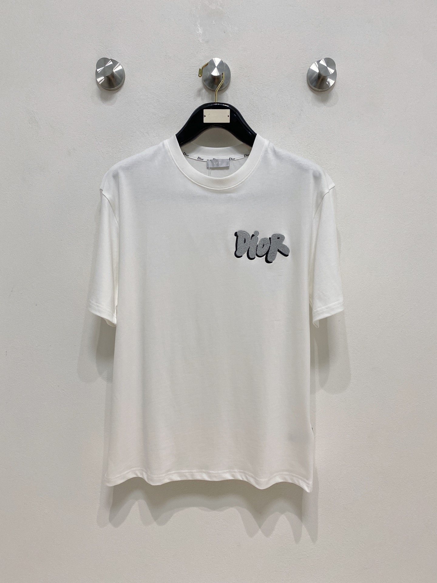 NO:459078,Dior 2025 summer new short-sleeved T-shirt, the personalized art series exclusively launched on the entire network. The versatile details are perfectly processed and pure cotton fabric is very exquisite. Original fabric. The same high-quality and comfortable hand feels very fashionable and personalized. A super versatile and beautiful style for men and women. The same color is black and white. The number of numbers M-3XL, dior, T-shirt,tees, t-shirt,alexander wang19860909迪奥2025夏季新款短袖T恤,个性艺术系列全网独家首发 百搭款细节处理完美纯棉面料十分精致 原版面料 网红明星同款高版本 高品质手感非常舒服 时尚又个性 超级百搭好看的一款男女同款颜色黑、白 码数M-3XL,,dior,T-shirt,tees，t-shirt,alexander wang,Men's clothing