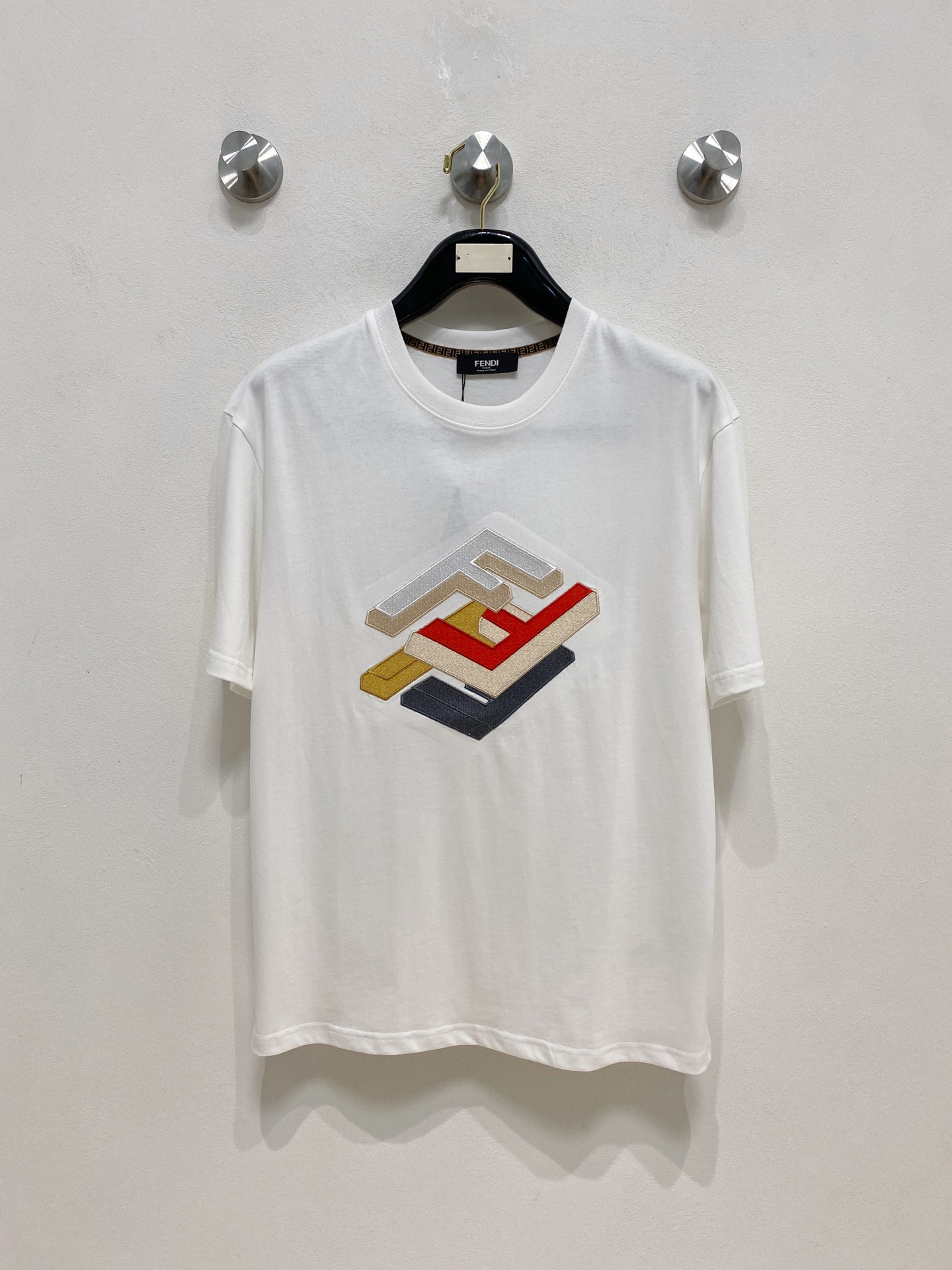 NO:459081,Fendi 2025 summer new short-sleeved T-shirt, the personalized art series exclusively released on the entire network. The versatile details are perfectly processed and pure cotton fabric is very exquisite. Original fabric. The same high-quality and comfortable hand feels very fashionable and personalized. A super versatile and beautiful style for men and women. The same color is black and white. M-3XL, fendi, T-shirt,tees, t-shirt,alexander wang19860909芬迪2025夏季新款短袖T恤,个性艺术系列全网独家首发 百搭款细节处理完美纯棉面料十分精致 原版面料 网红明星同款高版本 高品质手感非常舒服 时尚又个性 超级百搭好看的一款男女同款颜色黑、白 码数M-3XL,,fendi,T-shirt,tees，t-shirt,alexander wang,Men's clothing