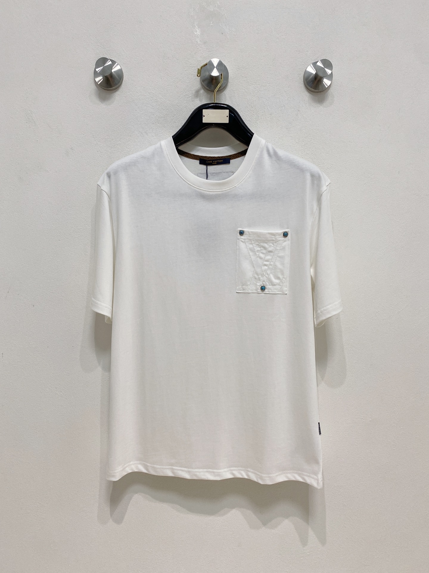 NO:459084,LV2025 summer new short-sleeved T-shirt, the personalized art series exclusively released on the entire network. The versatile details are perfectly processed and pure cotton fabric is very exquisite. Original fabric. The same high-quality and comfortable hand feels very fashionable and personalized. A super versatile and beautiful style for men and women. The same color is black and white. The number of numbers M-3XL, louis vuitton, T-shirt,tees, t-shirt,alexander wang19860909LV2025夏季新款短袖T恤,个性艺术系列全网独家首发 百搭款细节处理完美纯棉面料十分精致 原版面料 网红明星同款高版本 高品质手感非常舒服 时尚又个性 超级百搭好看的一款男女同款颜色黑、白 码数M-3XL,,louis vuitton,T-shirt,tees，t-shirt,alexander wang,Men's clothing