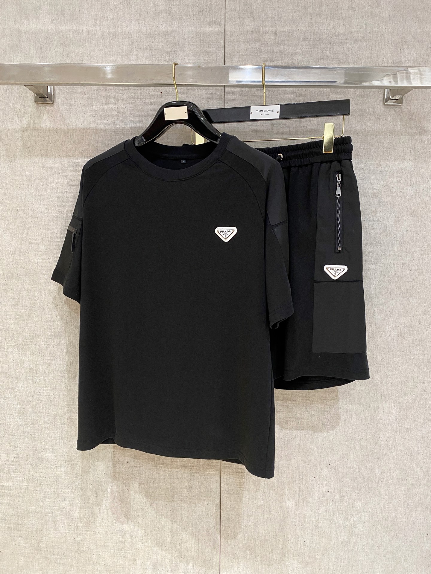 NO:427014,High-end customization, the new spring and summer new first-time counter latest short-sleeved shorts casual suit, high-end customization, avant-garde and fashionable design!  Brand logo heavy craftsmanship design, high-end customized pure cotton fabric, soft feel, comfortable to wear, exquisite counter-level car line, fine workmanship, invincible and handsome upper body effect!  A must-have item for handsome men!  ,,shorts,T-shirt,alexander wang19860909高端定制 春夏新款首发专柜最新款短袖短裤休闲套装 高端订制 设计前卫时尚！品牌logo重工艺设计 高端定制纯棉面料.手感柔软.穿着舒适.专柜级别精致车线.做工精细.上身效果无敌帅气！型男必备单品！,,shorts,T-shirt,alexander wang,Men's clothing