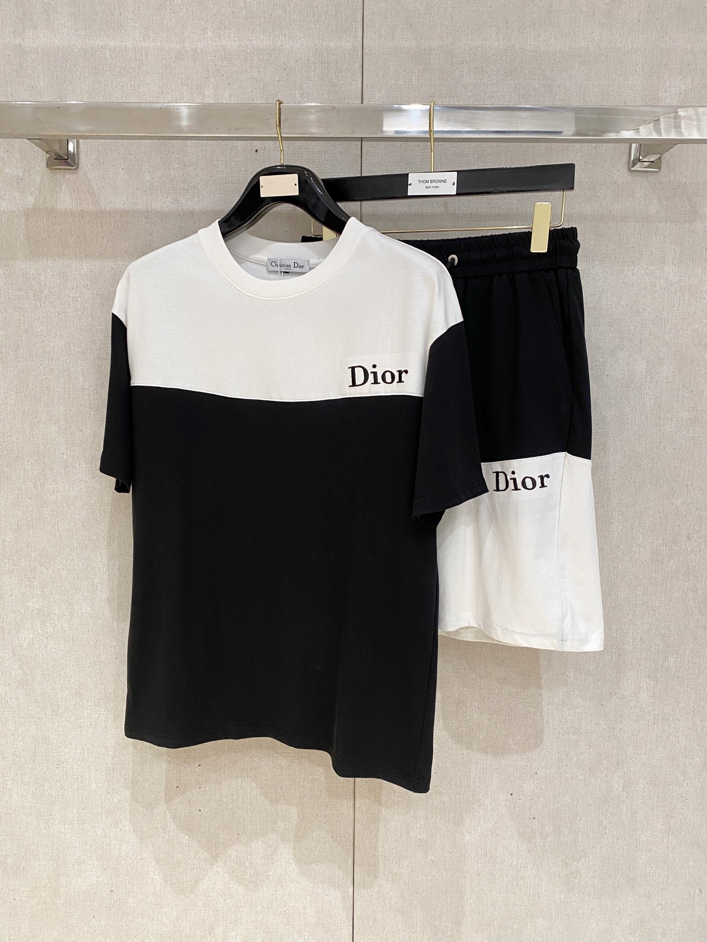 NO:426984,Dior High-end Customization, the new spring and summer new first-time counter latest short-sleeved shorts casual suit, high-end customization, avant-garde and fashionable design!  Brand logo heavy craftsmanship design, high-end customized pure cotton fabric, soft feel, comfortable to wear, exquisite counter-level car line, fine workmanship, invincible and handsome upper body effect!  A must-have item for handsome men!  ,dior,shorts,T-shirt,alexander wang19860909迪奥 高端定制 春夏新款首发专柜最新款短袖短裤休闲套装 高端订制 设计前卫时尚！品牌logo重工艺设计 高端定制纯棉面料.手感柔软.穿着舒适.专柜级别精致车线.做工精细.上身效果无敌帅气！型男必备单品！,,dior,shorts,T-shirt,alexander wang,Men's clothing