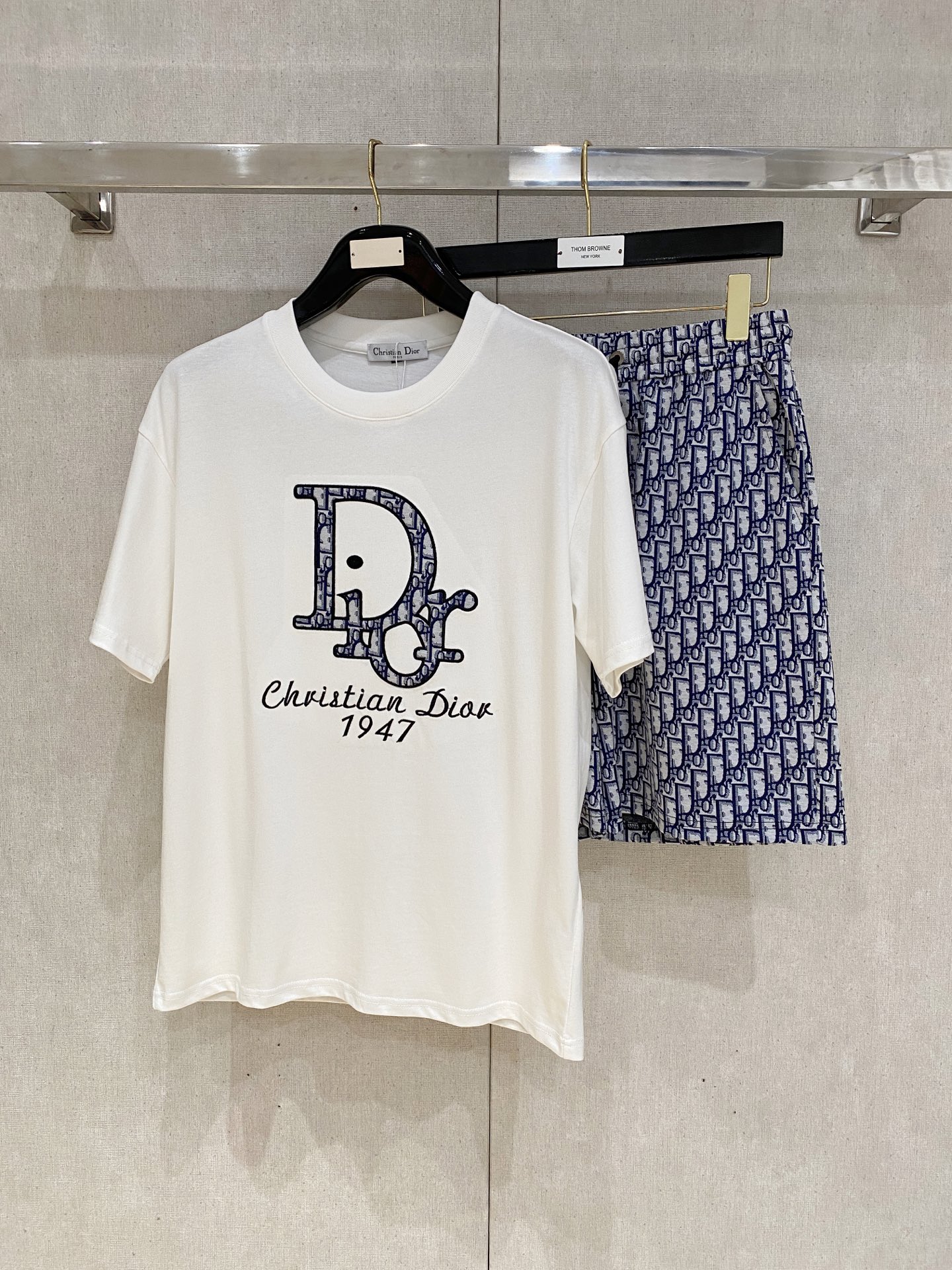 NO:427039,Dior High-end Customization, the new spring and summer new first-time counter latest short-sleeved shorts casual suit, high-end customization, avant-garde and fashionable design!  Brand logo heavy craftsmanship design, high-end customized pure cotton fabric, soft feel, comfortable to wear, exquisite counter-level car line, fine workmanship, invincible and handsome upper body effect!  A must-have item for handsome men!  ,dior,shorts,T-shirt,alexander wang19860909迪奥 高端定制 春夏新款首发专柜最新款短袖短裤休闲套装 高端订制 设计前卫时尚！品牌logo重工艺设计 高端定制纯棉面料.手感柔软.穿着舒适.专柜级别精致车线.做工精细.上身效果无敌帅气！型男必备单品！,,dior,shorts,T-shirt,alexander wang,Men's clothing