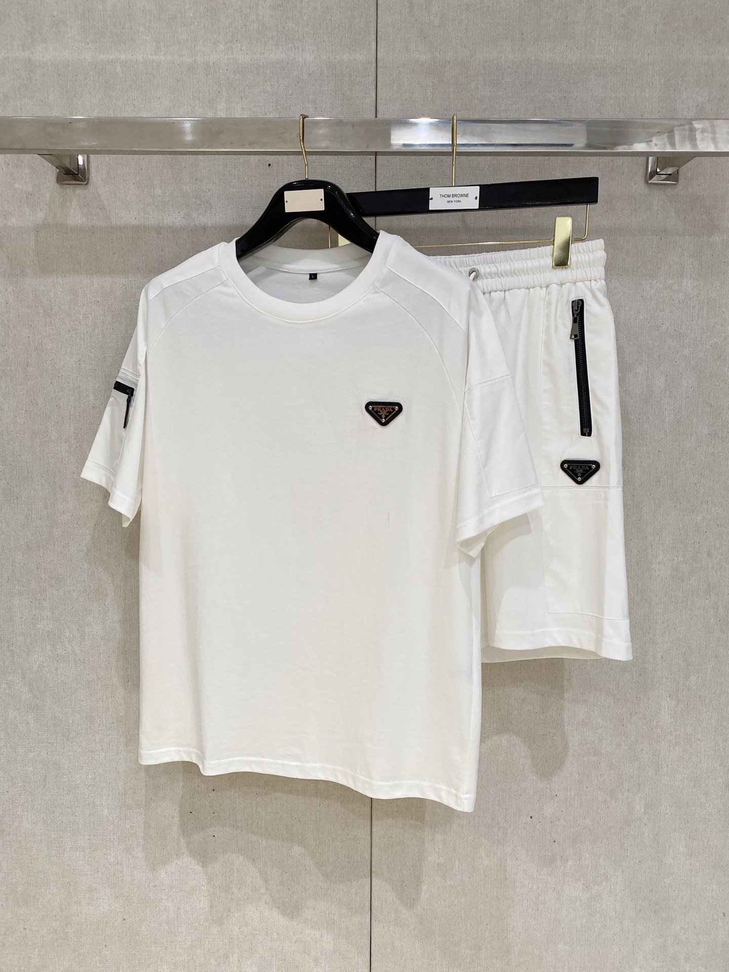 NO:427019,Prada high-end customization, the new spring and summer new first-time counter latest short-sleeved shorts casual suit, high-end customization, avant-garde and fashionable design!  Brand logo heavy craftsmanship design, high-end customized pure cotton fabric, soft feel, comfortable to wear, exquisite counter-level car line, fine workmanship, invincible and handsome upper body effect!  A must-have item for handsome men!  ,,prada,shorts,T-shirt,alexander wang19860909普拉达 高端定制 春夏新款首发专柜最新款短袖短裤休闲套装 高端订制 设计前卫时尚！品牌logo重工艺设计 高端定制纯棉面料.手感柔软.穿着舒适.专柜级别精致车线.做工精细.上身效果无敌帅气！型男必备单品！,,prada,shorts,T-shirt,alexander wang,Men's clothing