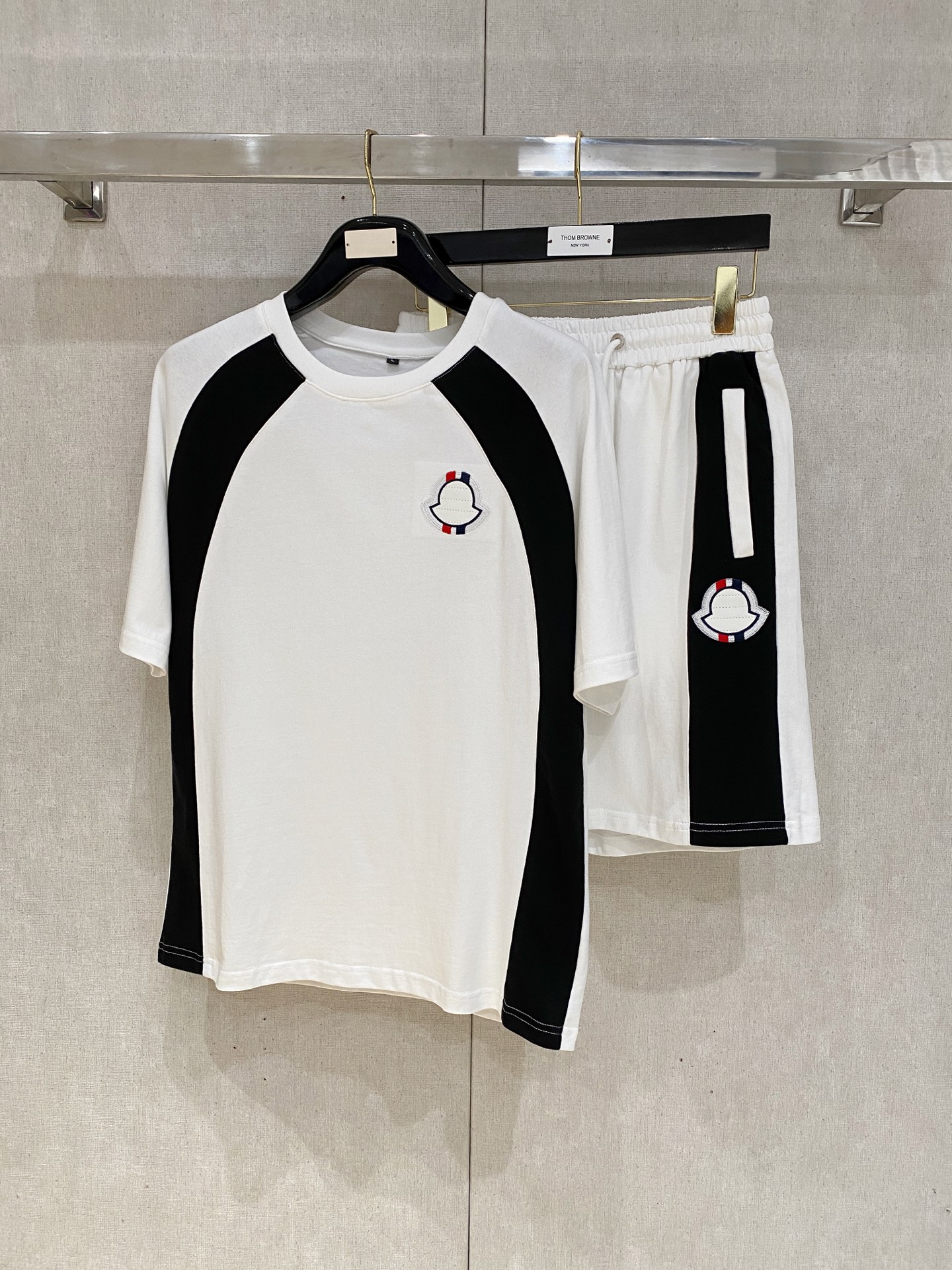 NO:427034,The masked mouth, high-end customization, the new spring and summer style first-time counter latest short-sleeved shorts casual suit, high-end customization, avant-garde and fashionable design!  Brand logo heavy craftsmanship design, high-end customized pure cotton fabric, soft feel, comfortable to wear, exquisite counter-level car line, fine workmanship, invincible and handsome upper body effect!  A must-have item for handsome men!  , Moncler, shorts, T-shirt, alexander wang19860909蒙口 高端定制 春夏新款首发专柜最新款短袖短裤休闲套装 高端订制 设计前卫时尚！品牌logo重工艺设计 高端定制纯棉面料.手感柔软.穿着舒适.专柜级别精致车线.做工精细.上身效果无敌帅气！型男必备单品！,,Moncler,shorts,T-shirt,alexander wang,Men's clothing