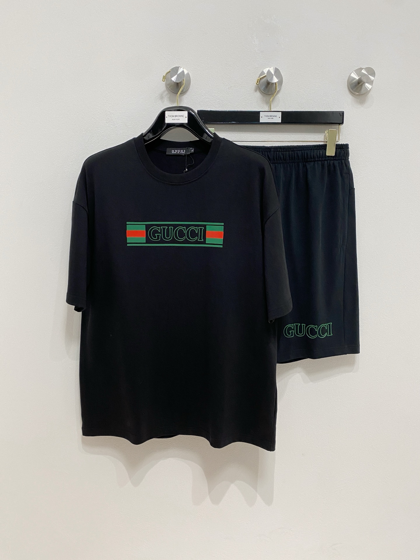 NO:508984,Gucci's high-end custom collar and sleeve hem are made of ripped design. The new 2025 spring and summer new model first-time counter latest short-sleeved shorts casual set. Heavy industry concave and convex pattern design. High-end pure cotton customization. The design is avant-garde and fashionable!  Brand luminous logo heavy craft design, high-end customized pure cotton fabric, soft feel, comfortable to wear, exquisite counter-level car line, fine workmanship, invincible and handsome upper body effect!  A must-have item for handsome men!  Number of codes M-2XL loose version: placing an order to report height and weight!  ,gucci,shorts,T-shirt,alexander wang19860909古驰高端定制领子袖子下摆做破洞设计 2025春夏新款首发专柜最新款短袖短裤休闲套装 重工凹凸图案设计 高端纯棉订制 设计前卫时尚！品牌夜光logo重工艺设计 高端定制纯棉面料.手感柔软.穿着舒适.专柜级别精致车线.做工精细.上身效果无敌帅气！型男必备单品！ 码数M-2XL 宽松版型 下单报身高体重！,,gucci,shorts,T-shirt,alexander wang,Men's clothing