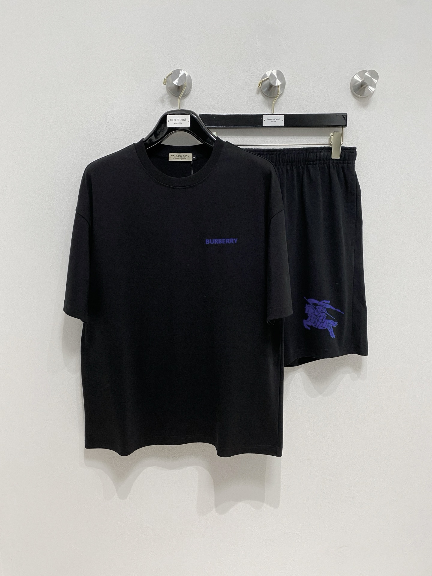 NO:508981,Burberry's high-end custom collar and sleeve hem is made of ripped design. The new 2025 spring and summer new model first-time counter latest short-sleeved shorts casual set. Heavy industry concave and convex pattern design. High-end pure cotton customization. The design is avant-garde and fashionable!  Brand luminous logo heavy craft design, high-end customized pure cotton fabric, soft feel, comfortable to wear, exquisite counter-level car line, fine workmanship, invincible and handsome upper body effect!  A must-have item for handsome men!  Number of codes M-2XL loose version: placing an order to report height and weight!  ,burberry,shorts,T-shirt,alexander wang19860909巴宝莉高端定制领子袖子下摆做破洞设计 2025春夏新款首发专柜最新款短袖短裤休闲套装 重工凹凸图案设计 高端纯棉订制 设计前卫时尚！品牌夜光logo重工艺设计 高端定制纯棉面料.手感柔软.穿着舒适.专柜级别精致车线.做工精细.上身效果无敌帅气！型男必备单品！ 码数M-2XL 宽松版型 下单报身高体重！,,burberry,shorts,T-shirt,alexander wang,Men's clothing