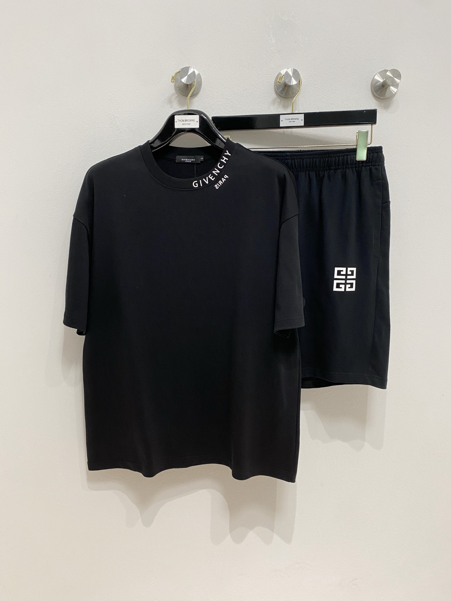 NO:508987,Givenchy's high-end custom collar and sleeve hem is made of ripped design. The new 2025 spring and summer new model first-time counter latest short-sleeved shorts casual set. Heavy industry concave and convex pattern design. High-end pure cotton customization. The design is avant-garde and fashionable!  Brand luminous logo heavy craft design, high-end customized pure cotton fabric, soft feel, comfortable to wear, exquisite counter-level car line, fine workmanship, invincible and handsome upper body effect!  A must-have item for handsome men!  Number of codes M-2XL loose version: placing an order to report height and weight!  ,,givenchy,shorts,T-shirt,alexander wang19860909纪梵希高端定制领子袖子下摆做破洞设计 2025春夏新款首发专柜最新款短袖短裤休闲套装 重工凹凸图案设计 高端纯棉订制 设计前卫时尚！品牌夜光logo重工艺设计 高端定制纯棉面料.手感柔软.穿着舒适.专柜级别精致车线.做工精细.上身效果无敌帅气！型男必备单品！ 码数M-2XL 宽松版型 下单报身高体重！,,givenchy,shorts,T-shirt,alexander wang,Men's clothing