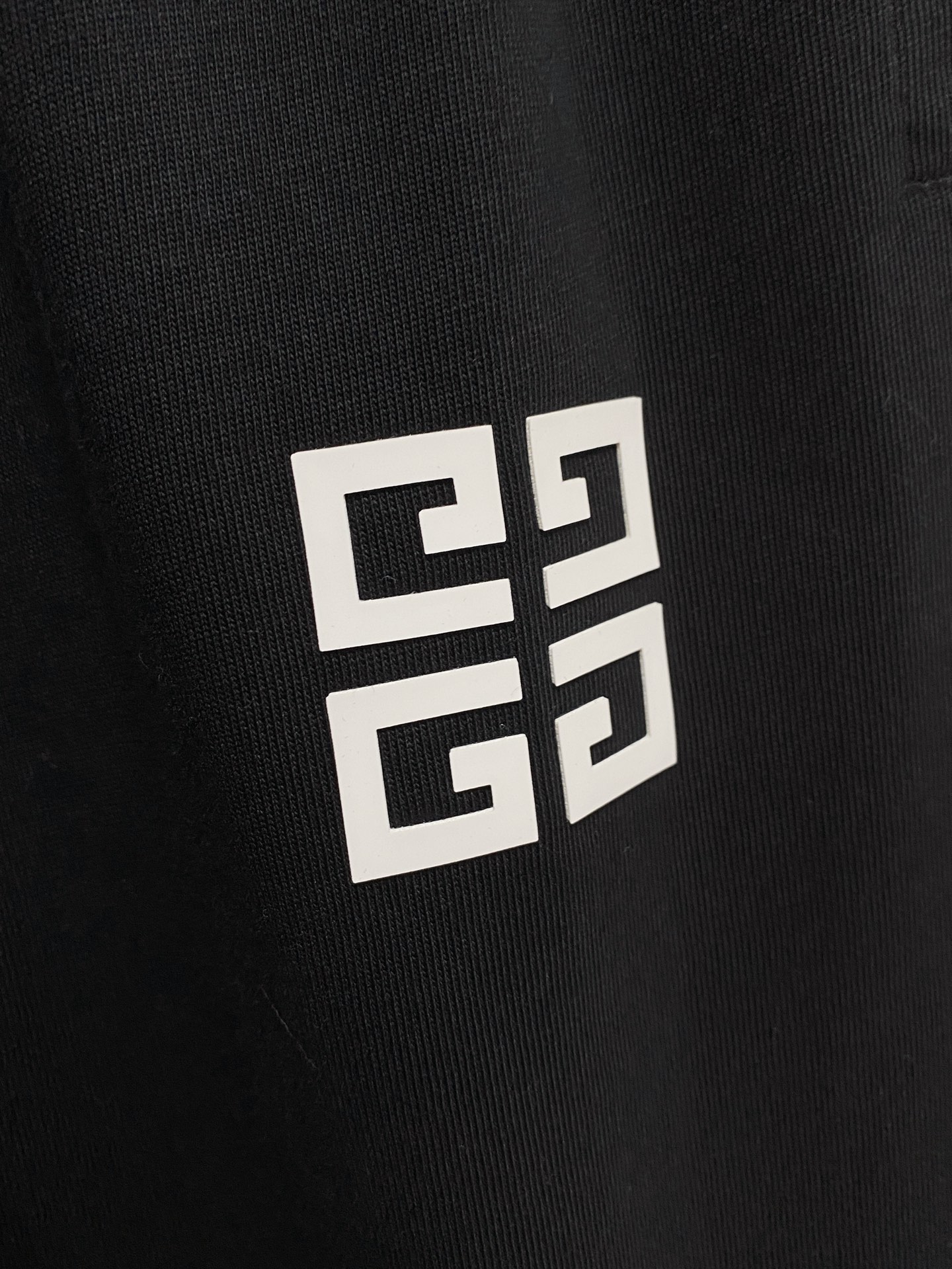 P纪梵希🔥🔥高端定制领子袖子下摆做破洞设计 2026春夏新款首发专柜最新款短袖短裤休闲套装 重工凹凸图案