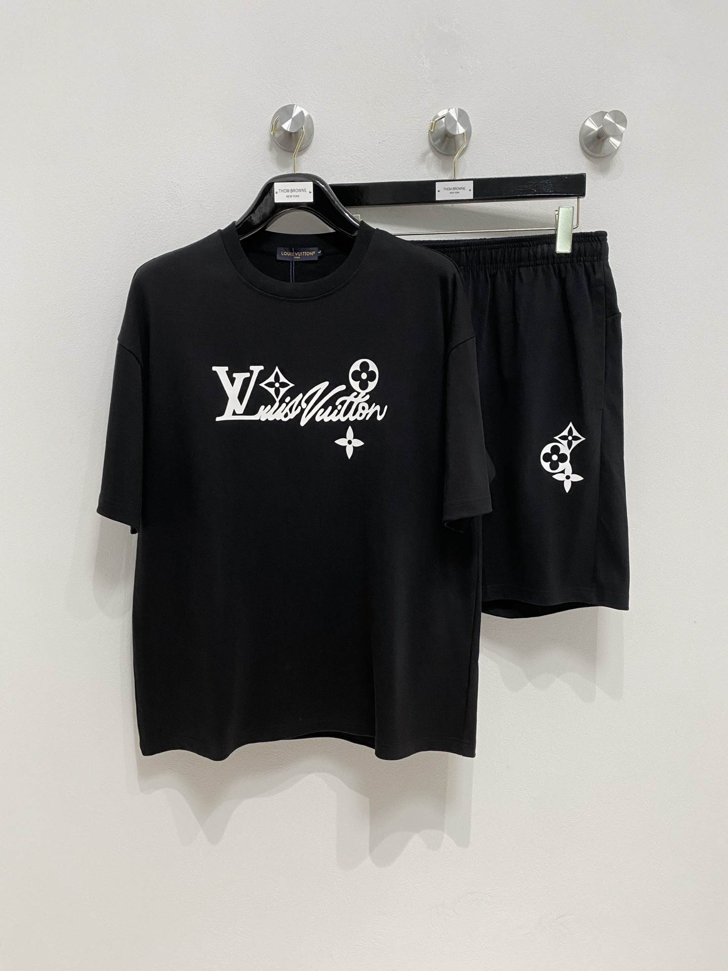PLV🔥🔥高端定制领子袖子下摆做破洞设计 2026春夏新款首发专柜最新款短袖短裤休闲套装 重工凹凸图案设