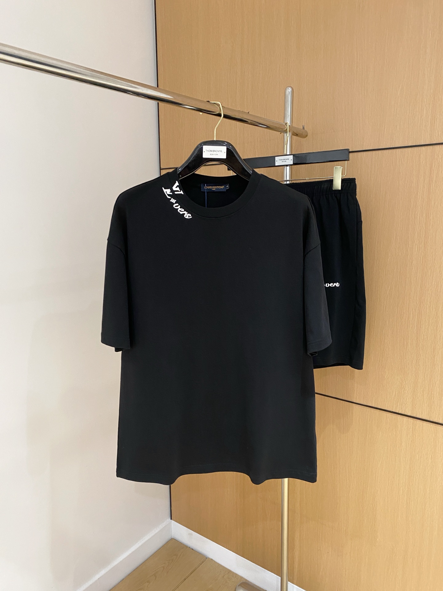 NO:520972,LV high-end custom collar sleeve hem is made of ripped design. The new spring and summer new style first-time counter has the latest short-sleeved shorts casual set. Heavy industry concave and convex pattern design. High-end pure cotton customization. The design is avant-garde and fashionable!  Brand luminous logo heavy craft design, high-end customized pure cotton fabric, soft feel, comfortable to wear, exquisite counter-level car line, fine workmanship, invincible and handsome upper body effect!  A must-have item for handsome men!  Number of codes M-2XL loose version: placing an order to report height and weight!  ,,louis vuitton,shorts,T-shirt,alexander wang19860909LV高端定制领子袖子下摆做破洞设计 春夏新款首发专柜最新款短袖短裤休闲套装 重工凹凸图案设计 高端纯棉订制 设计前卫时尚！品牌夜光logo重工艺设计 高端定制纯棉面料.手感柔软.穿着舒适.专柜级别精致车线.做工精细.上身效果无敌帅气！型男必备单品！ 码数M-2XL 宽松版型 下单报身高体重！,,louis vuitton,shorts,T-shirt,alexander wang,Men's clothing