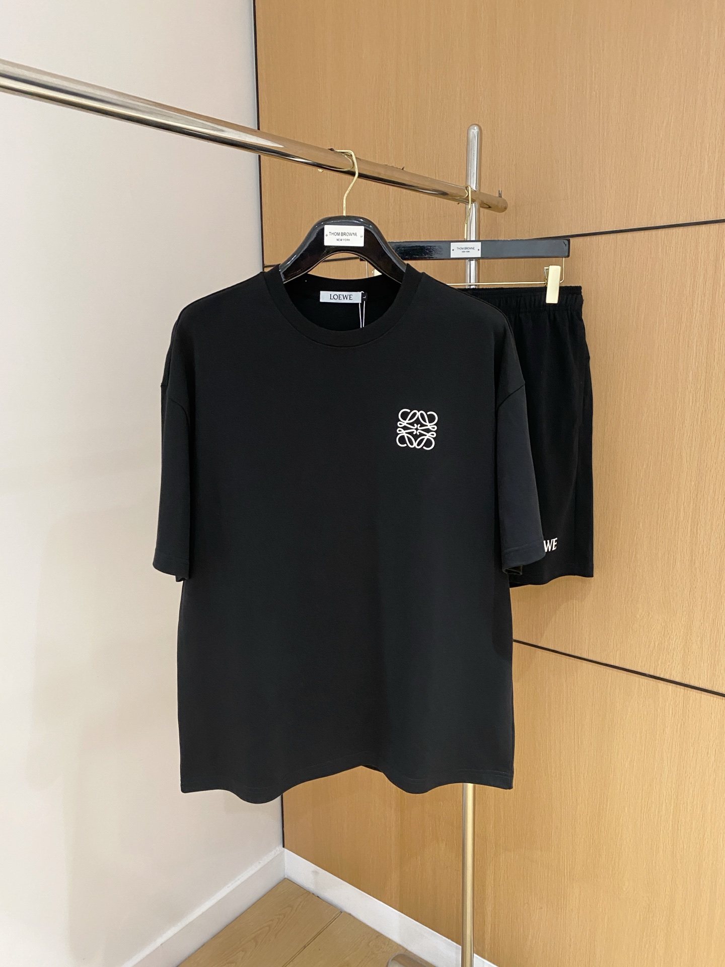 NO:520961,Luo Yiwei's high-end custom collar sleeve hem is made of ripped design. The new spring and summer new style first-time counter has the latest short-sleeved shorts casual set. Heavy industry concave and convex pattern design. High-end pure cotton customization. The design is avant-garde and fashionable!  Brand luminous logo heavy craft design, high-end customized pure cotton fabric, soft feel, comfortable to wear, exquisite counter-level car line, fine workmanship, invincible and handsome upper body effect!  A must-have item for handsome men!  Number of codes M-2XL loose version: placing an order to report height and weight!  ,loewe,shorts,T-shirt,alexander wang19860909罗意威高端定制领子袖子下摆做破洞设计 春夏新款首发专柜最新款短袖短裤休闲套装 重工凹凸图案设计 高端纯棉订制 设计前卫时尚！品牌夜光logo重工艺设计 高端定制纯棉面料.手感柔软.穿着舒适.专柜级别精致车线.做工精细.上身效果无敌帅气！型男必备单品！ 码数M-2XL 宽松版型 下单报身高体重！,,loewe,shorts,T-shirt,alexander wang,Men's clothing