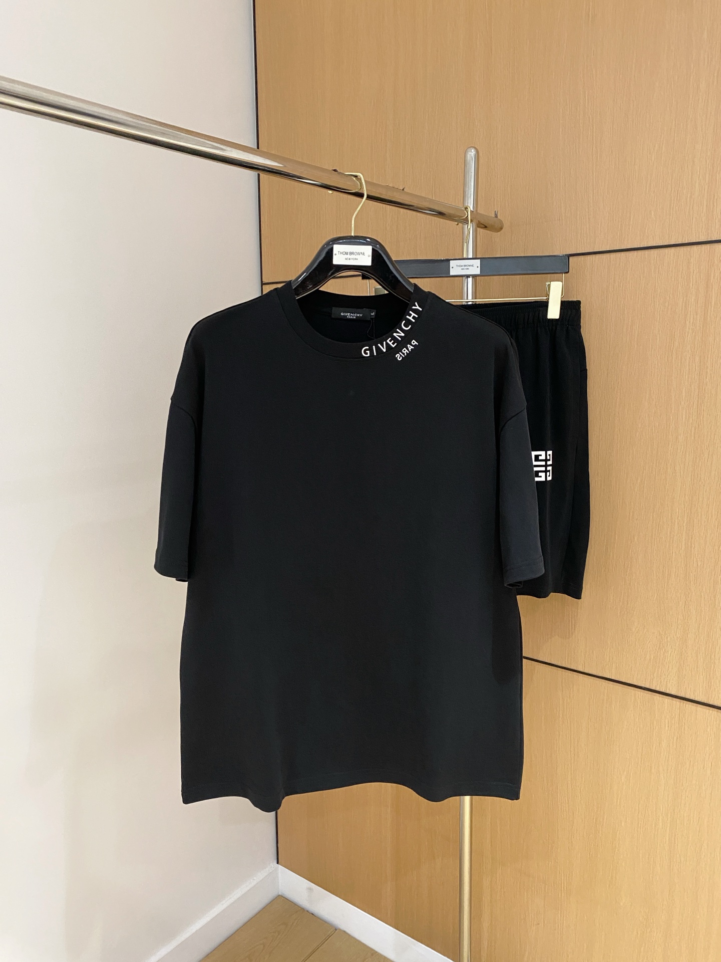 NO:520976,Givenchy's high-end custom collar sleeve hem is made of ripped design. The new spring and summer new style first-time counter has the latest short-sleeved shorts casual set. Heavy industry concave and convex pattern design. High-end pure cotton customization. The design is avant-garde and fashionable!  Brand luminous logo heavy craft design, high-end customized pure cotton fabric, soft feel, comfortable to wear, exquisite counter-level car line, fine workmanship, invincible and handsome upper body effect!  A must-have item for handsome men!  Number of codes M-2XL loose version: placing an order to report height and weight!  ,,givenchy,shorts,T-shirt,alexander wang19860909纪梵希高端定制领子袖子下摆做破洞设计 春夏新款首发专柜最新款短袖短裤休闲套装 重工凹凸图案设计 高端纯棉订制 设计前卫时尚！品牌夜光logo重工艺设计 高端定制纯棉面料.手感柔软.穿着舒适.专柜级别精致车线.做工精细.上身效果无敌帅气！型男必备单品！ 码数M-2XL 宽松版型 下单报身高体重！,,givenchy,shorts,T-shirt,alexander wang,Men's clothing