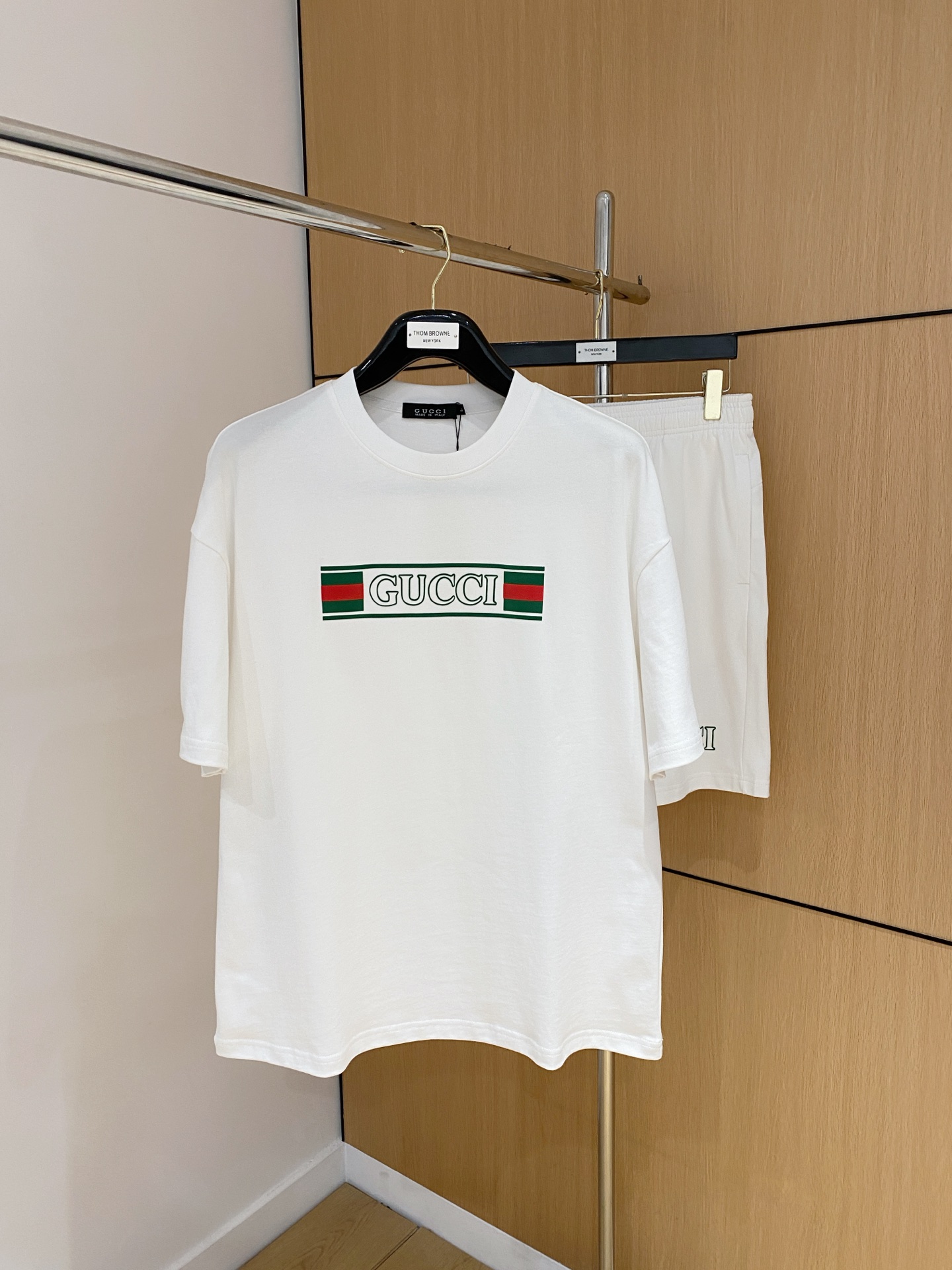 NO:520967,Gucci's high-end custom collar and sleeve hem are made of ripped design. The new spring and summer new style first-time counter has the latest short-sleeved shorts casual set. Heavy industry concave and convex pattern design. High-end pure cotton customization. The design is avant-garde and fashionable!  Brand luminous logo heavy craft design, high-end customized pure cotton fabric, soft feel, comfortable to wear, exquisite counter-level car line, fine workmanship, invincible and handsome upper body effect!  A must-have item for handsome men!  Number of codes M-2XL loose version: placing an order to report height and weight!  ,gucci,shorts,T-shirt,alexander wang19860909古驰高端定制领子袖子下摆做破洞设计 春夏新款首发专柜最新款短袖短裤休闲套装 重工凹凸图案设计 高端纯棉订制 设计前卫时尚！品牌夜光logo重工艺设计 高端定制纯棉面料.手感柔软.穿着舒适.专柜级别精致车线.做工精细.上身效果无敌帅气！型男必备单品！ 码数M-2XL 宽松版型 下单报身高体重！,,gucci,shorts,T-shirt,alexander wang,Men's clothing