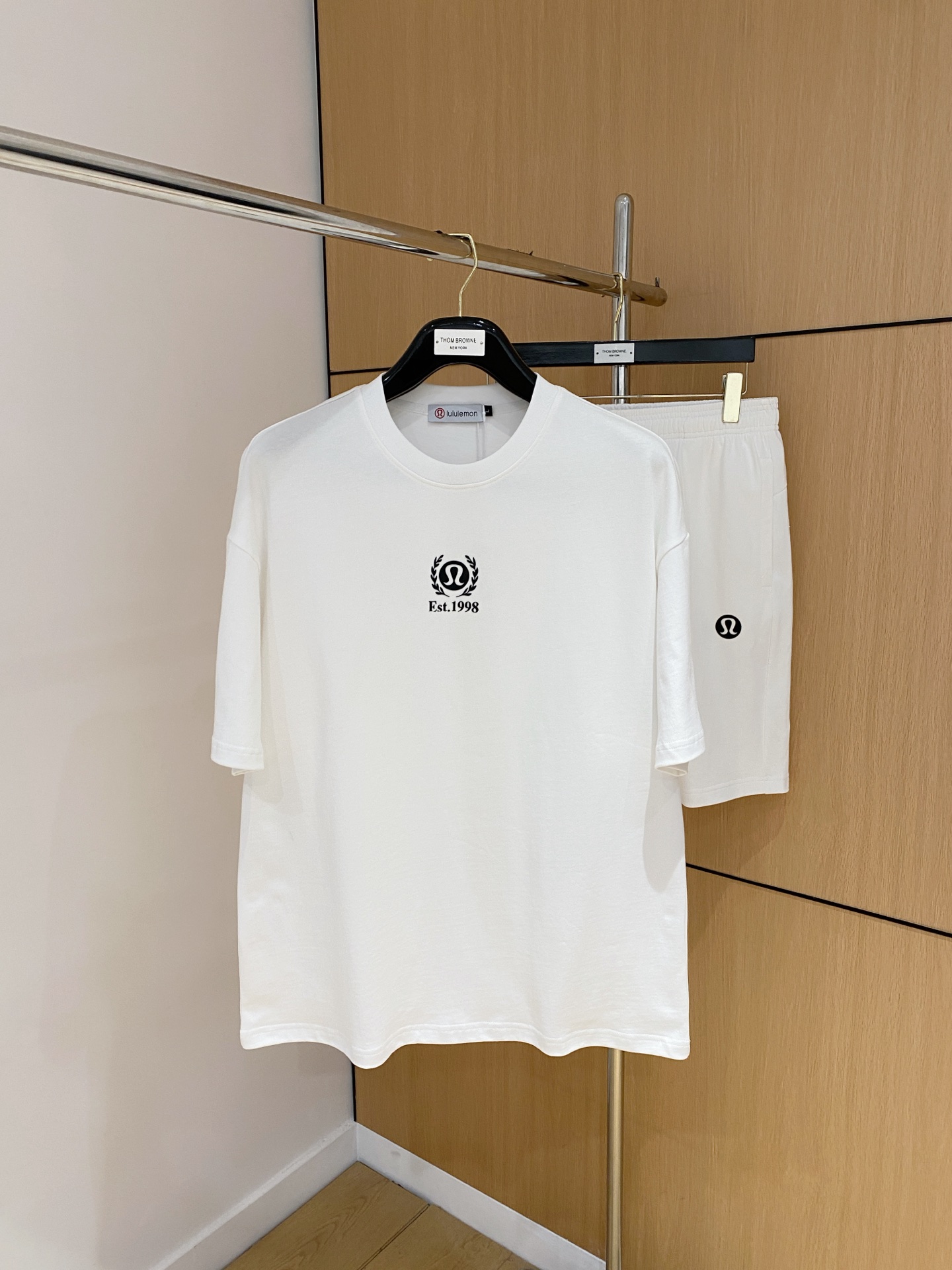 NO:520965,Lulu high-end custom collar sleeve hem is made of ripped design. The new spring and summer new style first-time counter has the latest short-sleeved shorts casual set. Heavy industry concave and convex pattern design. High-end pure cotton customization. The design is avant-garde and fashionable!  Brand luminous logo heavy craft design, high-end customized pure cotton fabric, soft feel, comfortable to wear, exquisite counter-level car line, fine workmanship, invincible and handsome upper body effect!  A must-have item for handsome men!  Number of codes M-2XL loose version: placing an order to report height and weight!  ,,shorts,T-shirt,alexander wang19860909lulu高端定制领子袖子下摆做破洞设计 春夏新款首发专柜最新款短袖短裤休闲套装 重工凹凸图案设计 高端纯棉订制 设计前卫时尚！品牌夜光logo重工艺设计 高端定制纯棉面料.手感柔软.穿着舒适.专柜级别精致车线.做工精细.上身效果无敌帅气！型男必备单品！ 码数M-2XL 宽松版型 下单报身高体重！,,shorts,T-shirt,alexander wang,Men's clothing