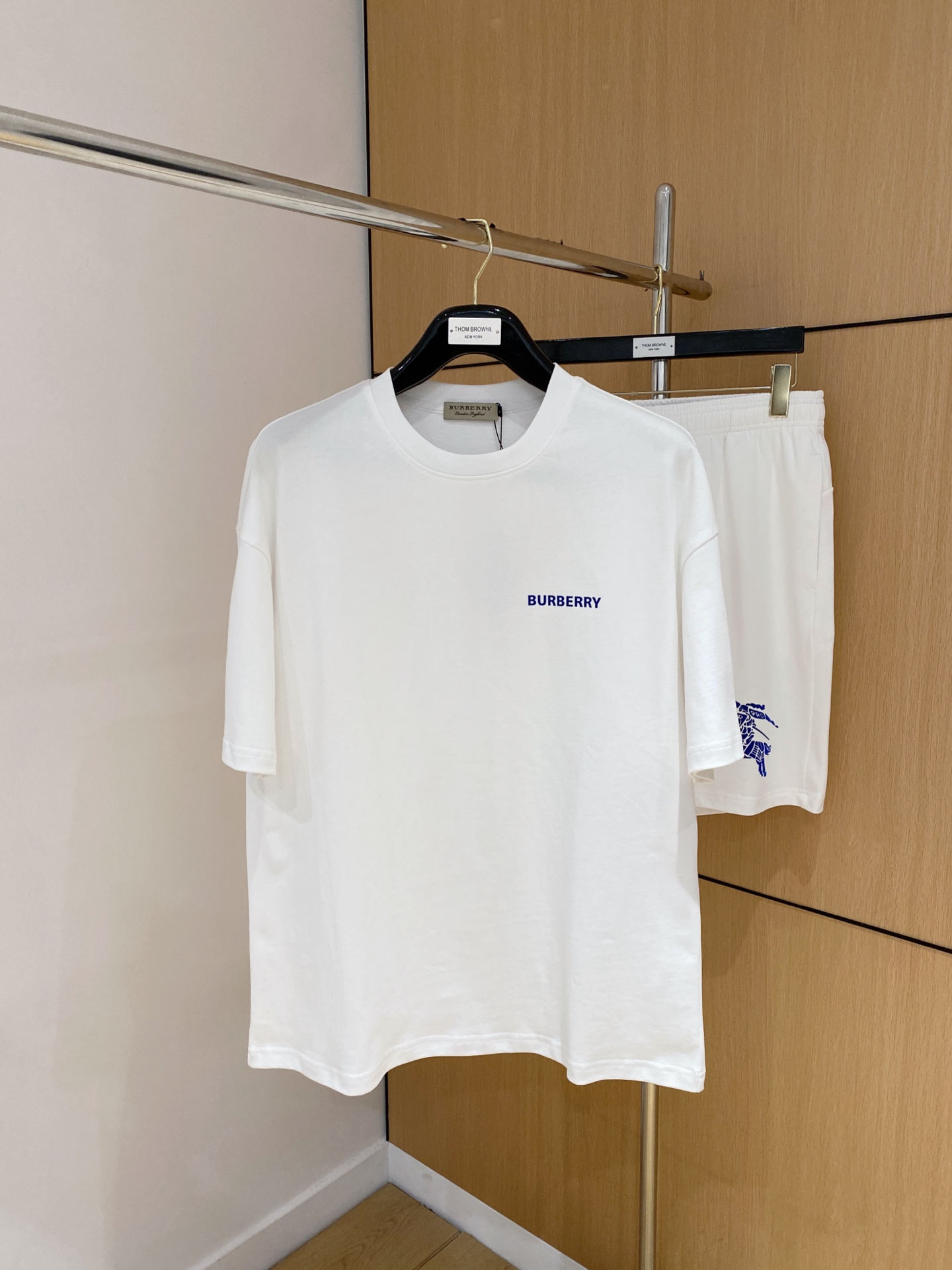 NO:520970,Burberry's high-end custom collar sleeve hem is made of ripped design. The new spring and summer new style first-time counter has the latest short-sleeved shorts casual set. Heavy industry concave and convex pattern design. High-end pure cotton customization. The design is avant-garde and fashionable!  Brand luminous logo heavy craft design, high-end customized pure cotton fabric, soft feel, comfortable to wear, exquisite counter-level car line, fine workmanship, invincible and handsome upper body effect!  A must-have item for handsome men!  Number of codes M-2XL loose version: placing an order to report height and weight!  ,burberry,shorts,T-shirt,alexander wang19860909巴宝莉高端定制领子袖子下摆做破洞设计 春夏新款首发专柜最新款短袖短裤休闲套装 重工凹凸图案设计 高端纯棉订制 设计前卫时尚！品牌夜光logo重工艺设计 高端定制纯棉面料.手感柔软.穿着舒适.专柜级别精致车线.做工精细.上身效果无敌帅气！型男必备单品！ 码数M-2XL 宽松版型 下单报身高体重！,,burberry,shorts,T-shirt,alexander wang,Men's clothing