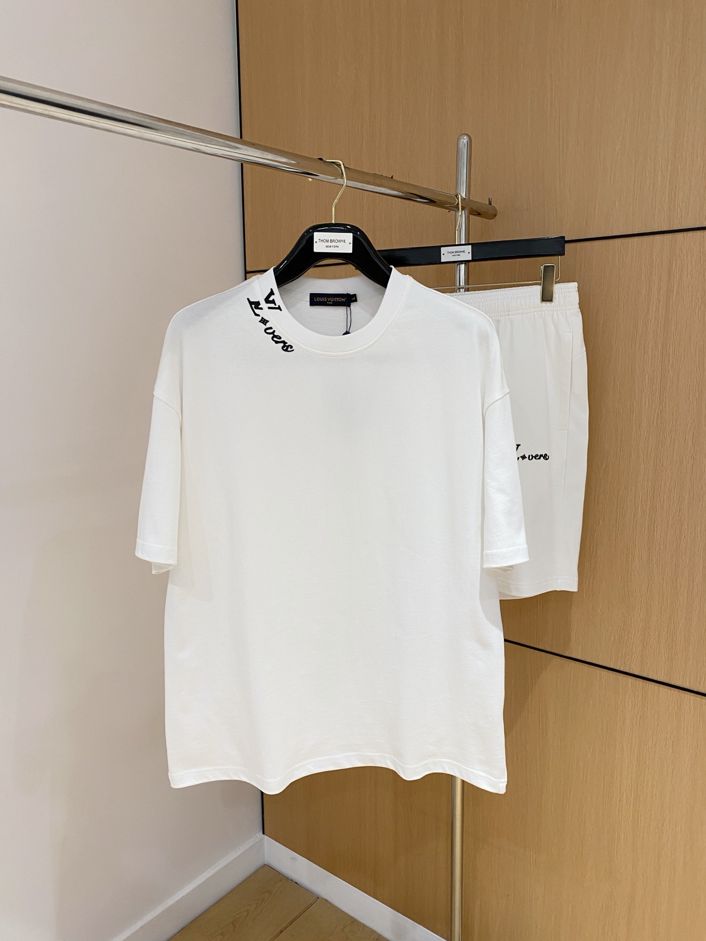 NO:520959,LV high-end custom collar sleeve hem is made of ripped design. The new spring and summer new style first-time counter has the latest short-sleeved shorts casual set. Heavy industry concave and convex pattern design. High-end pure cotton customization. The design is avant-garde and fashionable!  Brand luminous logo heavy craft design, high-end customized pure cotton fabric, soft feel, comfortable to wear, exquisite counter-level car line, fine workmanship, invincible and handsome upper body effect!  A must-have item for handsome men!  Number of codes M-2XL loose version: placing an order to report height and weight!  ,,louis vuitton,shorts,T-shirt,alexander wang19860909LV高端定制领子袖子下摆做破洞设计 春夏新款首发专柜最新款短袖短裤休闲套装 重工凹凸图案设计 高端纯棉订制 设计前卫时尚！品牌夜光logo重工艺设计 高端定制纯棉面料.手感柔软.穿着舒适.专柜级别精致车线.做工精细.上身效果无敌帅气！型男必备单品！ 码数M-2XL 宽松版型 下单报身高体重！,,louis vuitton,shorts,T-shirt,alexander wang,Men's clothing