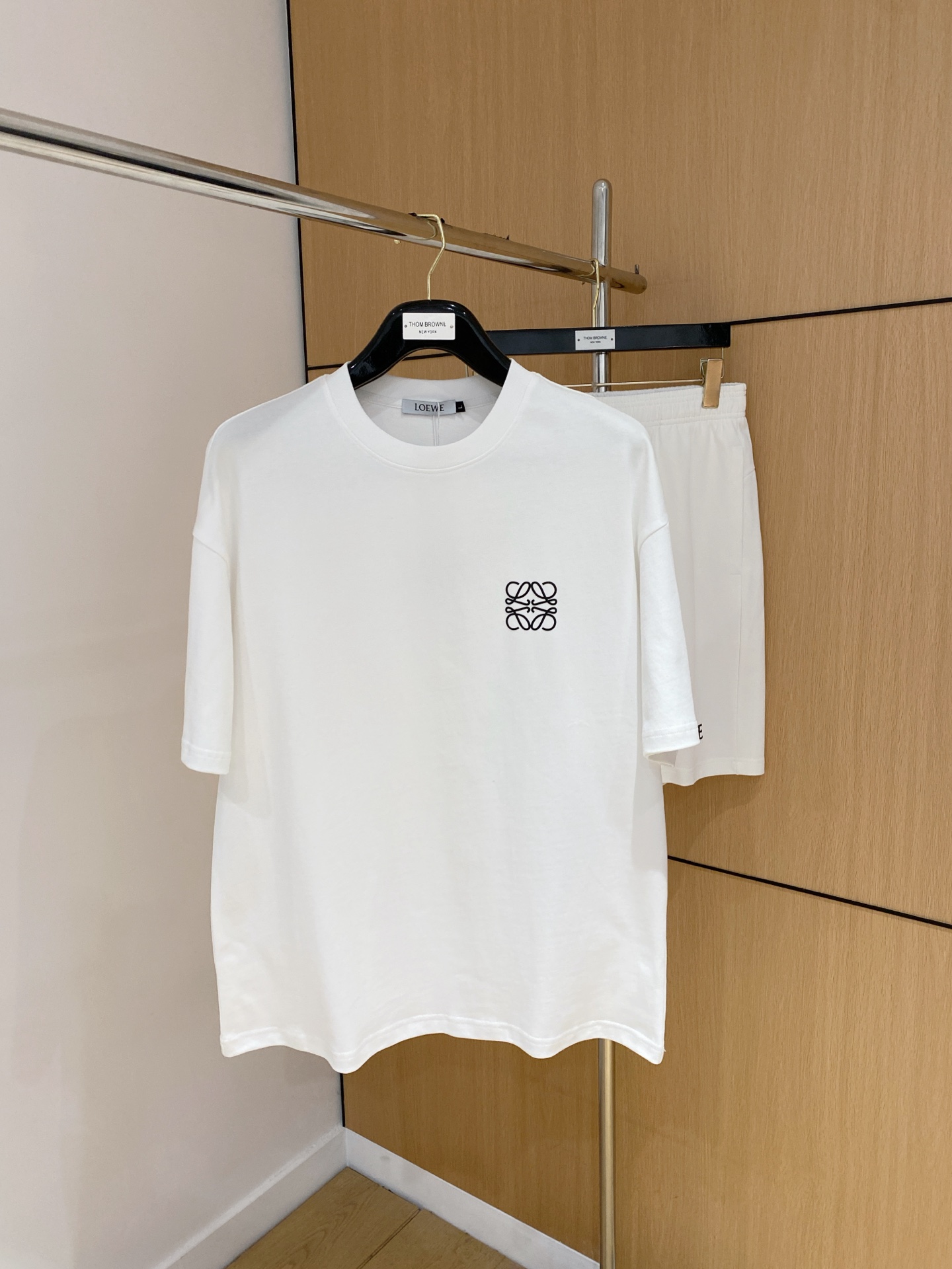 NO:520974,Luo Yiwei's high-end custom collar sleeve hem is made of ripped design. The new spring and summer new style first-time counter has the latest short-sleeved shorts casual set. Heavy industry concave and convex pattern design. High-end pure cotton customization. The design is avant-garde and fashionable!  Brand luminous logo heavy craft design, high-end customized pure cotton fabric, soft feel, comfortable to wear, exquisite counter-level car line, fine workmanship, invincible and handsome upper body effect!  A must-have item for handsome men!  Number of codes M-2XL loose version: placing an order to report height and weight!  ,loewe,shorts,T-shirt,alexander wang19860909罗意威高端定制领子袖子下摆做破洞设计 春夏新款首发专柜最新款短袖短裤休闲套装 重工凹凸图案设计 高端纯棉订制 设计前卫时尚！品牌夜光logo重工艺设计 高端定制纯棉面料.手感柔软.穿着舒适.专柜级别精致车线.做工精细.上身效果无敌帅气！型男必备单品！ 码数M-2XL 宽松版型 下单报身高体重！,,loewe,shorts,T-shirt,alexander wang,Men's clothing