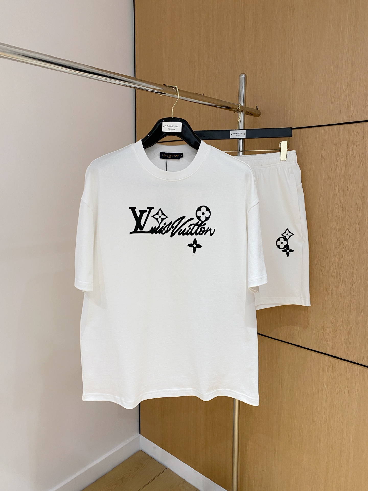 NO:520963,LV high-end custom collar sleeve hem is made of ripped design. The new spring and summer new style first-time counter has the latest short-sleeved shorts casual set. Heavy industry concave and convex pattern design. High-end pure cotton customization. The design is avant-garde and fashionable!  Brand luminous logo heavy craft design, high-end customized pure cotton fabric, soft feel, comfortable to wear, exquisite counter-level car line, fine workmanship, invincible and handsome upper body effect!  A must-have item for handsome men!  Number of codes M-2XL loose version: placing an order to report height and weight!  ,,louis vuitton,shorts,T-shirt,alexander wang19860909LV高端定制领子袖子下摆做破洞设计 春夏新款首发专柜最新款短袖短裤休闲套装 重工凹凸图案设计 高端纯棉订制 设计前卫时尚！品牌夜光logo重工艺设计 高端定制纯棉面料.手感柔软.穿着舒适.专柜级别精致车线.做工精细.上身效果无敌帅气！型男必备单品！ 码数M-2XL 宽松版型 下单报身高体重！,,louis vuitton,shorts,T-shirt,alexander wang,Men's clothing