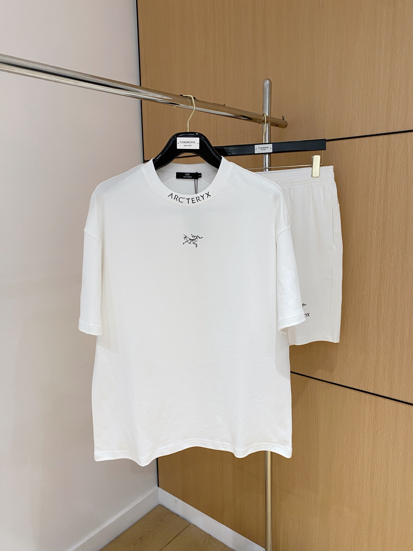 NO:520968,Archaeopteryx's high-end custom collar and sleeve hem is made of ripped design. The new spring and summer new style first-time counter has the latest short-sleeved shorts casual set. Heavy industry concave and convex pattern design. High-end pure cotton customization. The design is avant-garde and fashionable!  Brand luminous logo heavy craft design, high-end customized pure cotton fabric, soft feel, comfortable to wear, exquisite counter-level car line, fine workmanship, invincible and handsome upper body effect!  A must-have item for handsome men!  Number of codes M-2XL loose version: placing an order to report height and weight!  ,arc'teryx,shorts,T-shirt,alexander wang19860909始祖鸟高端定制领子袖子下摆做破洞设计 春夏新款首发专柜最新款短袖短裤休闲套装 重工凹凸图案设计 高端纯棉订制 设计前卫时尚！品牌夜光logo重工艺设计 高端定制纯棉面料.手感柔软.穿着舒适.专柜级别精致车线.做工精细.上身效果无敌帅气！型男必备单品！ 码数M-2XL 宽松版型 下单报身高体重！,arc'teryx,shorts,T-shirt,alexander wang,Men's clothing