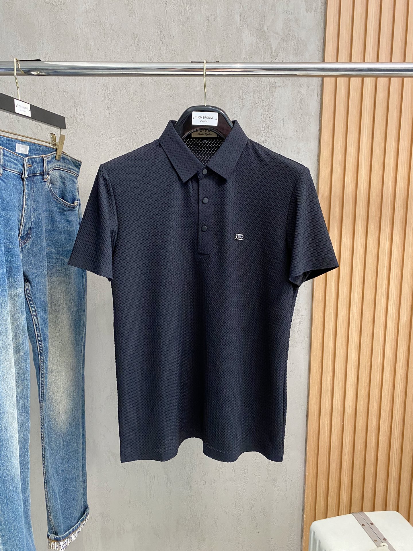 NO:441240,Burberry New men's lapel polo shirt short-sleeved series shipped in spring and summer, simple, fashionable and versatile, high-end quality, customized imported high-quality, comfortable to wear, breathable, high-grade and textured, simple, generous and decent, fashionable and personalized, business and casual style, super good product, size M-3XL,,burberry,burberry,T-shirt,alexander wang19860909Burberry 巴宝莉 春夏新款男士翻领polo衫短袖系列出货 简洁时尚百搭 高端品质 定制进口高定面料 穿着舒适 透气 档次高很有质感 简单大方得体 时尚不失个性 商务休闲范 超强好货 尺码M-3XL,,burberry,burberry,T-shirt,alexander wang,Men's clothing