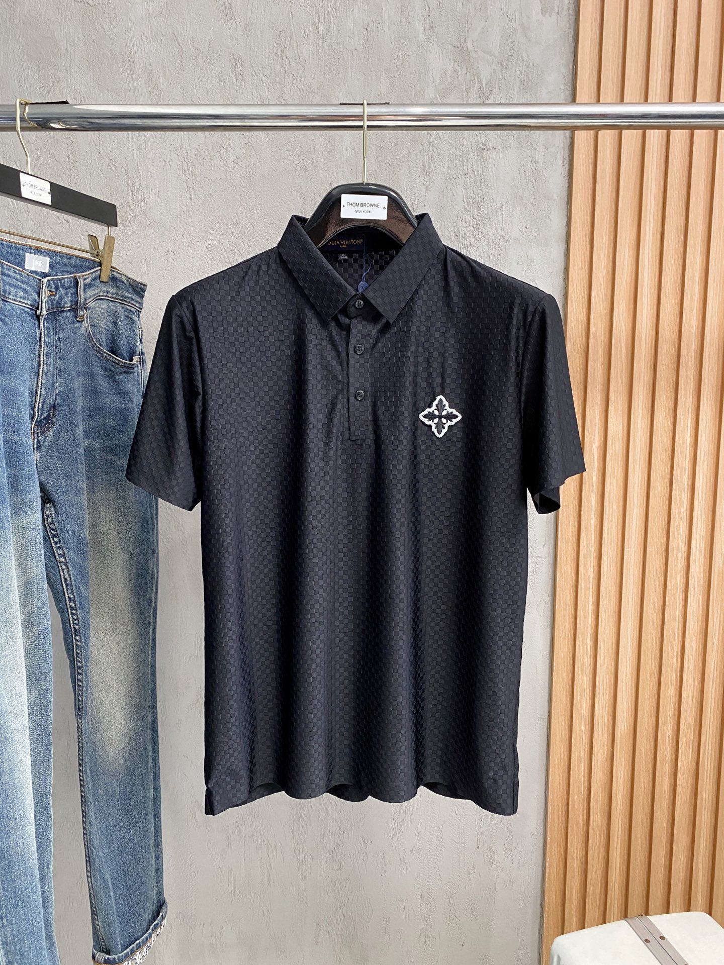 NO:441253,LV Spring and summer new men's lapel polo shirt short-sleeved series shipped, simple, fashionable and versatile, high-end quality, customized imported high-quality, comfortable to wear, breathable, high-grade and textured, simple, generous and decent, fashionable and personalized, business and casual style, super good product, size M-3XL,,louis vuitton, T-shirt, alexander wang19860909LV 春夏新款男士翻领polo衫短袖系列出货 简洁时尚百搭 高端品质 定制进口高定面料 穿着舒适 透气 档次高很有质感 简单大方得体 时尚不失个性 商务休闲范 超强好货 尺码M-3XL,,louis vuitton,T-shirt,alexander wang,Men's clothing