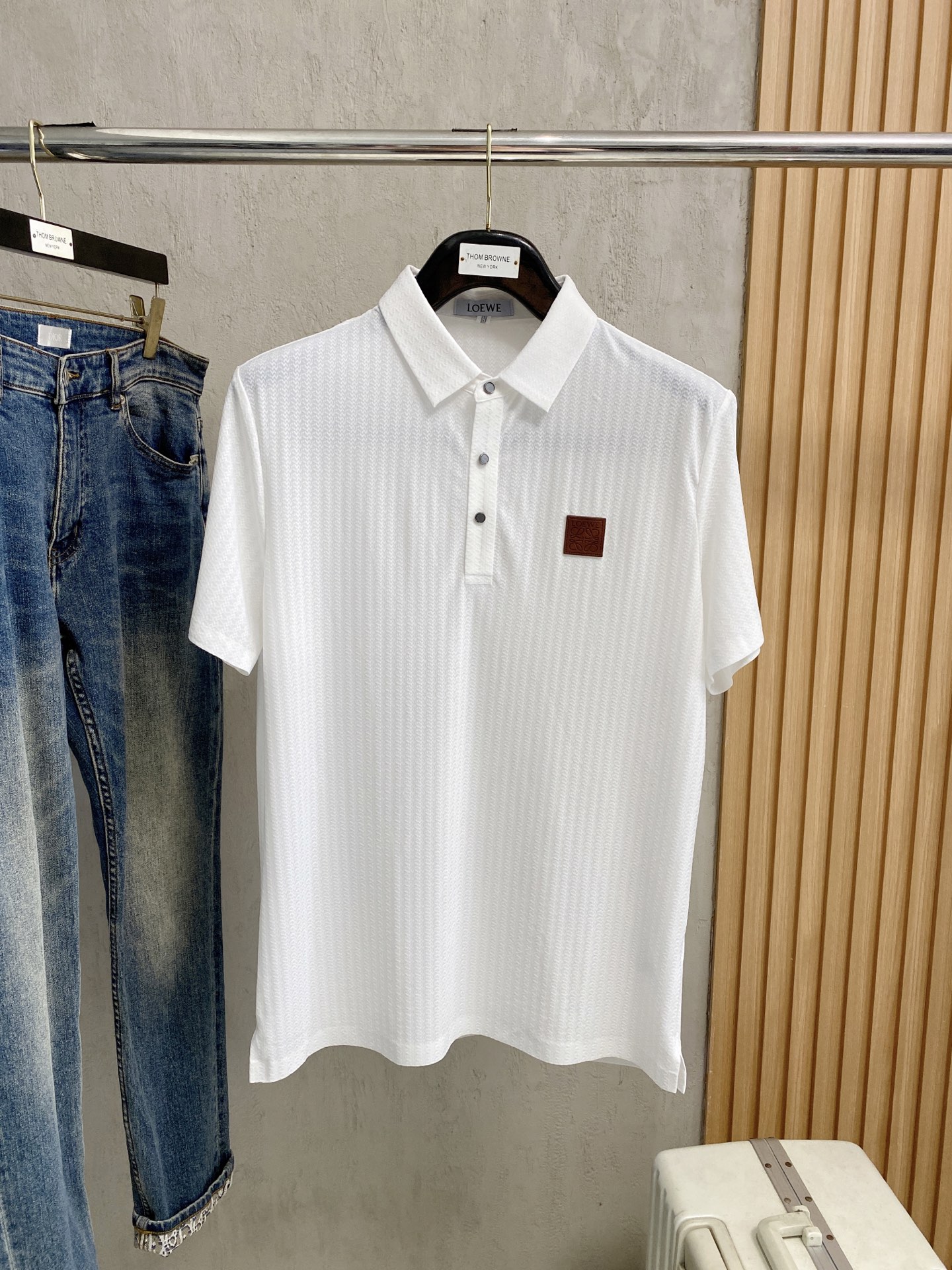 NO:441236,Luo Yiwei Spring and summer new men's lapel polo shirt short-sleeved series shipped simple, fashionable and versatile, high-end quality Custom imported high-quality fabrics Comfortable, breathable, high-grade and textured, simple and generous, fashionable and personalized, business and casual style, super good product Size M-3XL,,loewe, T-shirt, alexander wang19860909罗意威 春夏新款男士翻领polo衫短袖系列出货 简洁时尚百搭 高端品质 定制进口高定面料 穿着舒适 透气 档次高很有质感 简单大方得体 时尚不失个性 商务休闲范 超强好货 尺码M-3XL,,loewe,T-shirt,alexander wang,Men's clothing