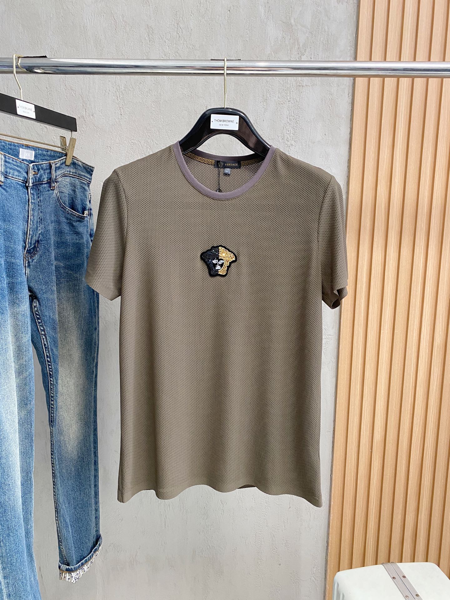 NO:441227,Versace Spring and summer new men's round neck polo shirt short-sleeved series shipped simple, fashionable and versatile, high-end quality Custom imported high-end fabrics Comfortable, breathable, high-grade and textured, simple, generous and decent, fashionable and personalized, business and casual style, super good product Size M-3XL, versace, T-shirt, alexander wang19860909范思哲 春夏新款男士圆领polo衫短袖系列出货 简洁时尚百搭 高端品质 定制进口高定面料 穿着舒适 透气 档次高很有质感 简单大方得体 时尚不失个性 商务休闲范 超强好货 尺码M-3XL,,versace,T-shirt,alexander wang,Men's clothing