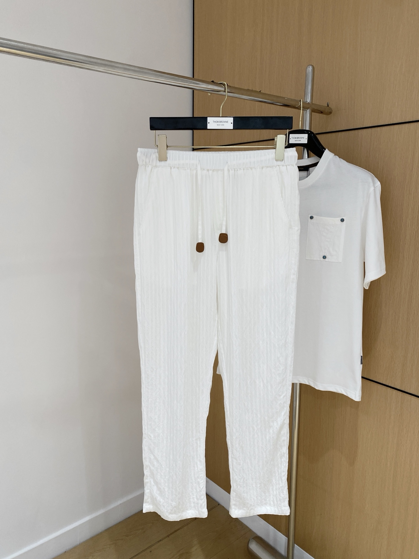 NO:423257,SS Spring and Summer Luo Yiwei’s hit products are coming!  Solid color casual pants, specially provided fabrics. All civil servants/office workers/broad spectrum people are available. The complete set of the latest hang tags/responsive MILANO classic main mark!  Original Italian flavor!  Integrated locked edges and wraps!  Code number M-3XL, loewe, alexander wang19860909SS春夏 罗意威爆款来袭！纯色休闲裤,特供面料. 公务员/上班族/广谱人群均可.全套最新款吊牌/延用MILANO经典主唛！原汁原味的意大利制造风味！一体化锁边包边！码数M-3XL,,loewe,alexander wang,Men's clothing