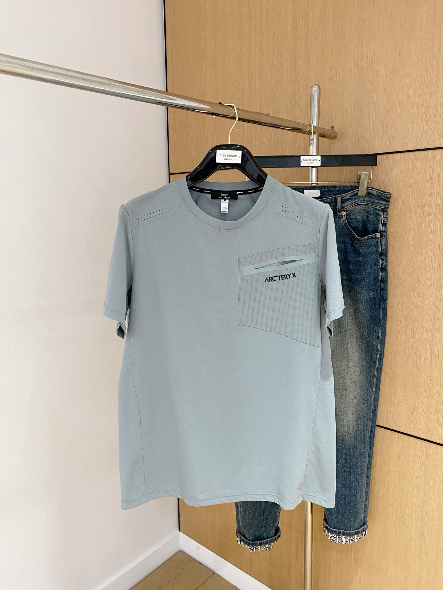 NO:423283,Archaeoptera Bird 2025ss new classic round neck short sleeves, fashionable and versatile classic elements to create exquisite craftsmanship counter fabrics, top-level elements to create, classic short sleeves 3 standards complete, trendy men's fashion, whether it is the comfort of the upper body or it is an incomparable existence, a must-have for male gods. Code number M-3Xl, arc'teryx, T-shirt, alexander wang19860909始祖鸟2025ss新款经典圆领短袖,时尚百搭经典元素打造精致工艺专柜面料,顶级元素融合打造,经典短袖3标齐全,潮男时尚,无论是上身舒适度还是都是无可比拟的存在,男神必备.码数M-3Xl,arc'teryx,T-shirt,alexander wang,Men's clothing