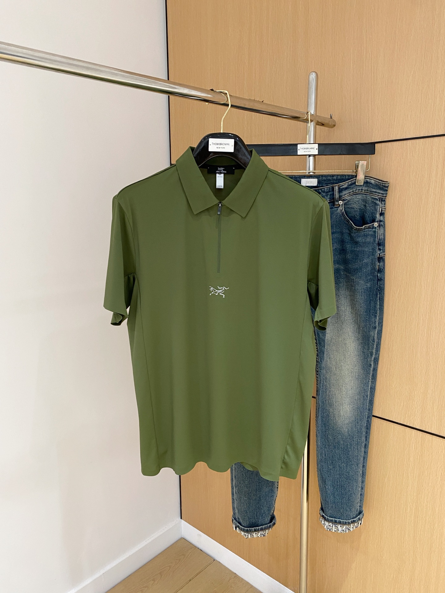 NO:423275,Archaeoptera bird 2025ss new classic lapel polo short sleeves, fashionable and versatile classic elements to create exquisite craftsmanship counter fabrics, top-level elements to create, classic short sleeves 3 standards complete, trendy men's fashion, whether it is the comfort of the upper body or it is an incomparable existence, a must-have for male gods. Code number M-3Xl, arc'teryx, T-shirt, alexander wang19860909始祖鸟2025ss新款经典翻领polo短袖,时尚百搭经典元素打造精致工艺专柜面料,顶级元素融合打造,经典短袖3标齐全,潮男时尚,无论是上身舒适度还是都是无可比拟的存在,男神必备.码数M-3Xl,arc'teryx,T-shirt,alexander wang,Men's clothing