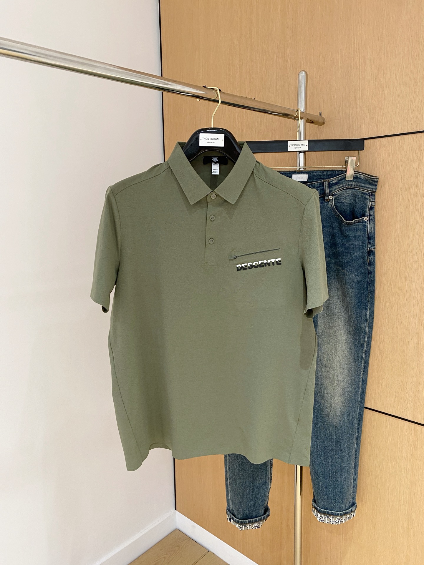 NO:423265,DiSant 2025ss new classic lapel polo short sleeves, fashionable and versatile classic elements to create exquisite craftsmanship counter fabrics, top-level elements to create, classic short sleeves 3 standards complete, trendy men's fashion, whether it is the comfort of the upper body or it is an incomparable existence, a must-have for male gods. Code number M-3Xl, T-shirt, alexander wang19860909迪桑特2025ss新款经典翻领polo短袖,时尚百搭经典元素打造精致工艺专柜面料,顶级元素融合打造,经典短袖3标齐全,潮男时尚,无论是上身舒适度还是都是无可比拟的存在,男神必备.码数M-3Xl,,T-shirt,alexander wang,Men's clothing