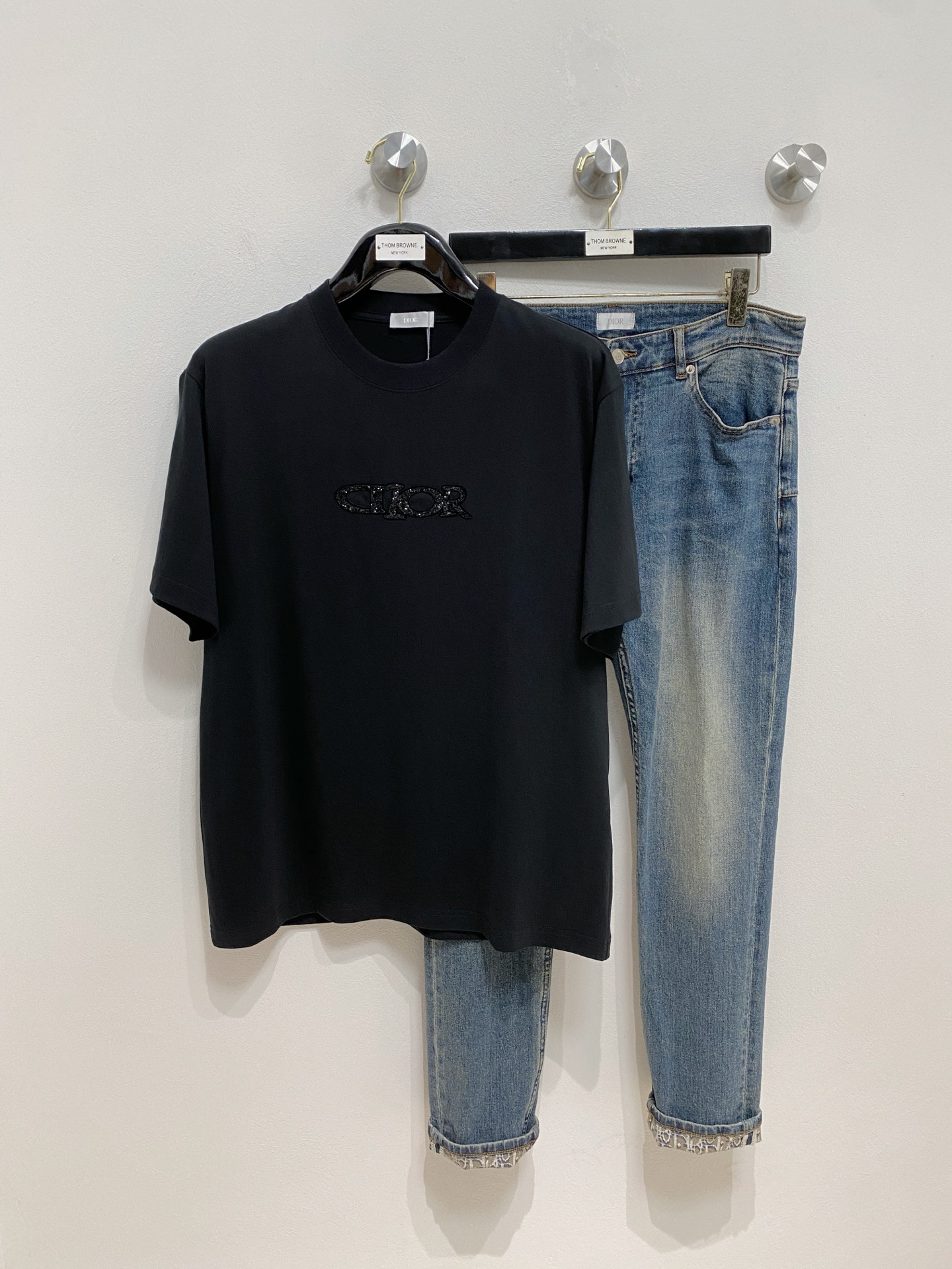 NO:421185,High-version Dior 2025 new classic round neck short sleeves, fashionable and versatile classic elements to create exquisite craftsmanship counter fabrics, top-level elements to create, classic short sleeves 3 standards complete, trendy men's fashion, whether it is the comfort of the upper body or it is an incomparable existence, a must-have for male gods. Code number XS-XL, dior, T-shirt, alexander wang19860909高版本 迪奥 2025新款经典圆领短袖,时尚百搭经典元素打造精致工艺专柜面料,顶级元素融合打造,经典短袖3标齐全,潮男时尚,无论是上身舒适度还是都是无可比拟的存在,男神必备.码数XS-XL,,dior,T-shirt,alexander wang,Men's clothing