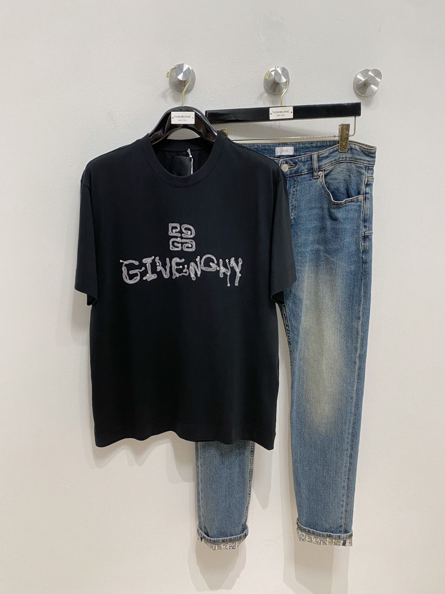 NO:421175,High-version Givenchy 2025 new classic round neck short sleeves, fashionable and versatile classic elements to create exquisite craftsmanship counter fabrics, top-level elements to create, classic short sleeves 3 standards complete, trendy men's fashion, whether it is the comfort of the upper body or it is an incomparable existence, a must-have for male gods. Code number XS-XL, given, T-shirt, alexander wang19860909高版本 纪梵希 2025新款经典圆领短袖,时尚百搭经典元素打造精致工艺专柜面料,顶级元素融合打造,经典短袖3标齐全,潮男时尚,无论是上身舒适度还是都是无可比拟的存在,男神必备.码数XS-XL,,givenchy,T-shirt,alexander wang,Men's clothing