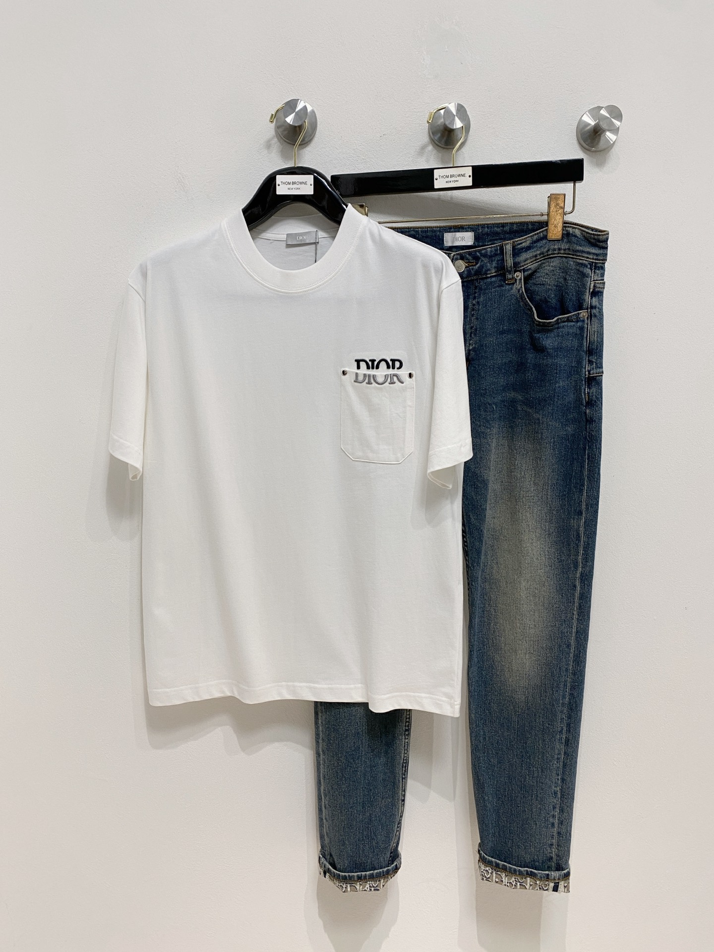 NO:421168,High-version Dior 2025 new classic round neck short sleeves, fashionable and versatile classic elements to create exquisite craftsmanship counter fabrics, top-level elements to create, classic short sleeves 3 standards complete, trendy men's fashion, whether it is the comfort of the upper body or it is an incomparable existence, a must-have for male gods. Code number XS-XL, dior, T-shirt, alexander wang19860909高版本 迪奥 2025新款经典圆领短袖,时尚百搭经典元素打造精致工艺专柜面料,顶级元素融合打造,经典短袖3标齐全,潮男时尚,无论是上身舒适度还是都是无可比拟的存在,男神必备.码数XS-XL,,dior,T-shirt,alexander wang,Men's clothing