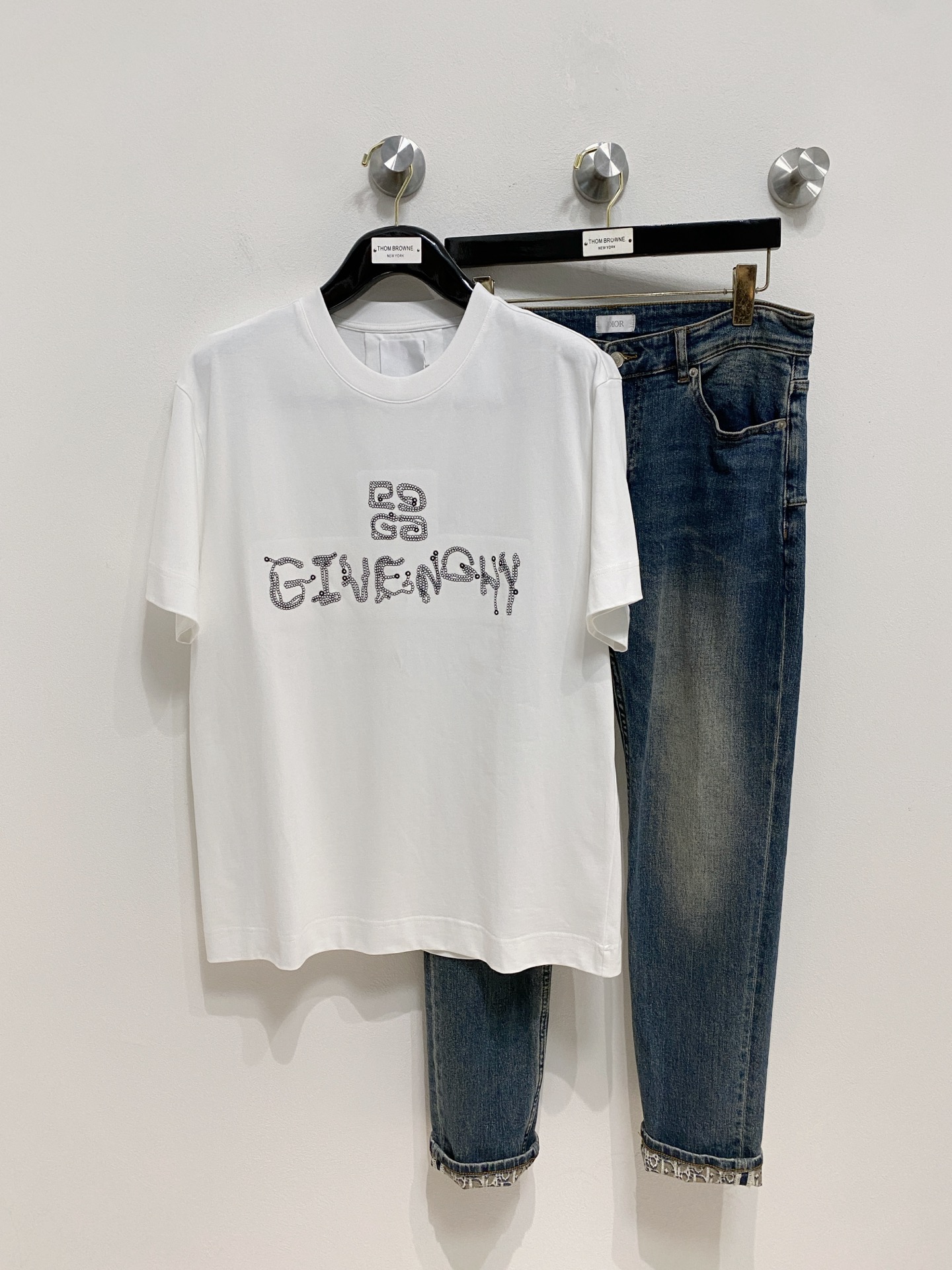 NO:421160,High-version Givenchy 2025 new classic round neck short sleeves, fashionable and versatile classic elements to create exquisite craftsmanship counter fabrics, top-level elements to create, classic short sleeves 3 standards complete, trendy men's fashion, whether it is the comfort of the upper body or it is an incomparable existence, a must-have for male gods. Code number XS-XL, given, T-shirt, alexander wang19860909高版本 纪梵希 2025新款经典圆领短袖,时尚百搭经典元素打造精致工艺专柜面料,顶级元素融合打造,经典短袖3标齐全,潮男时尚,无论是上身舒适度还是都是无可比拟的存在,男神必备.码数XS-XL,,givenchy,T-shirt,alexander wang,Men's clothing