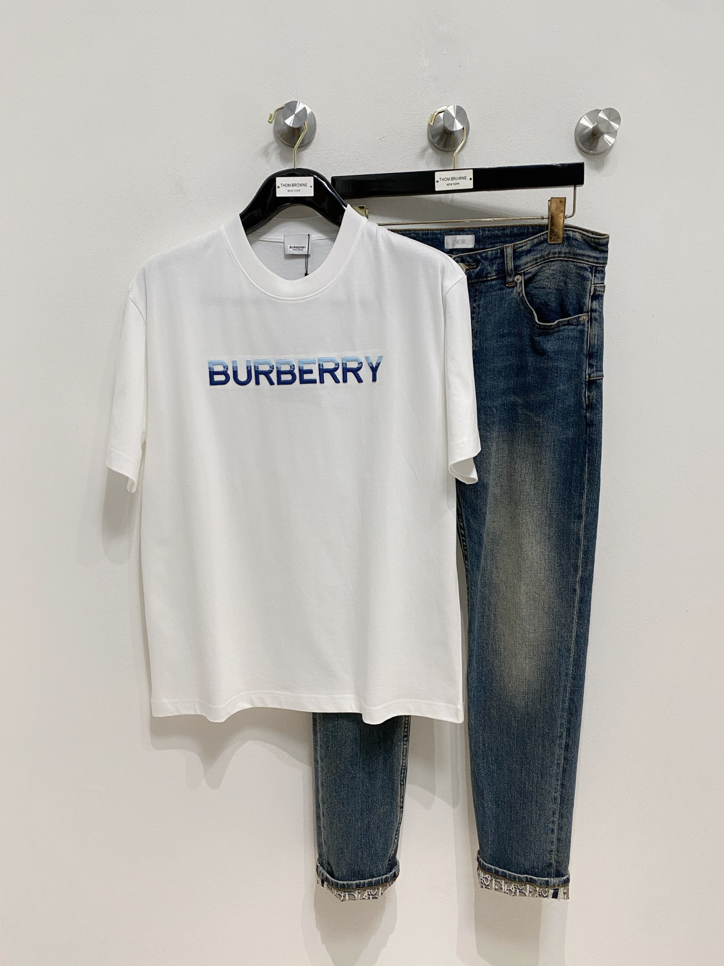 NO:421144,High-version Burberry 2025 new classic round neck short sleeves, fashionable and versatile classic elements create exquisite craftsmanship counter fabrics, top-level elements are fusion, classic short sleeves 3 standards are complete, trendy men's fashion, whether it is the comfort of the upper body or it is an incomparable existence, a must-have for male gods. Code number XS-XL, burberry, T-shirt, alexander wang19860909高版本 巴宝莉 2025新款经典圆领短袖,时尚百搭经典元素打造精致工艺专柜面料,顶级元素融合打造,经典短袖3标齐全,潮男时尚,无论是上身舒适度还是都是无可比拟的存在,男神必备.码数XS-XL,,burberry,T-shirt,alexander wang,Men's clothing