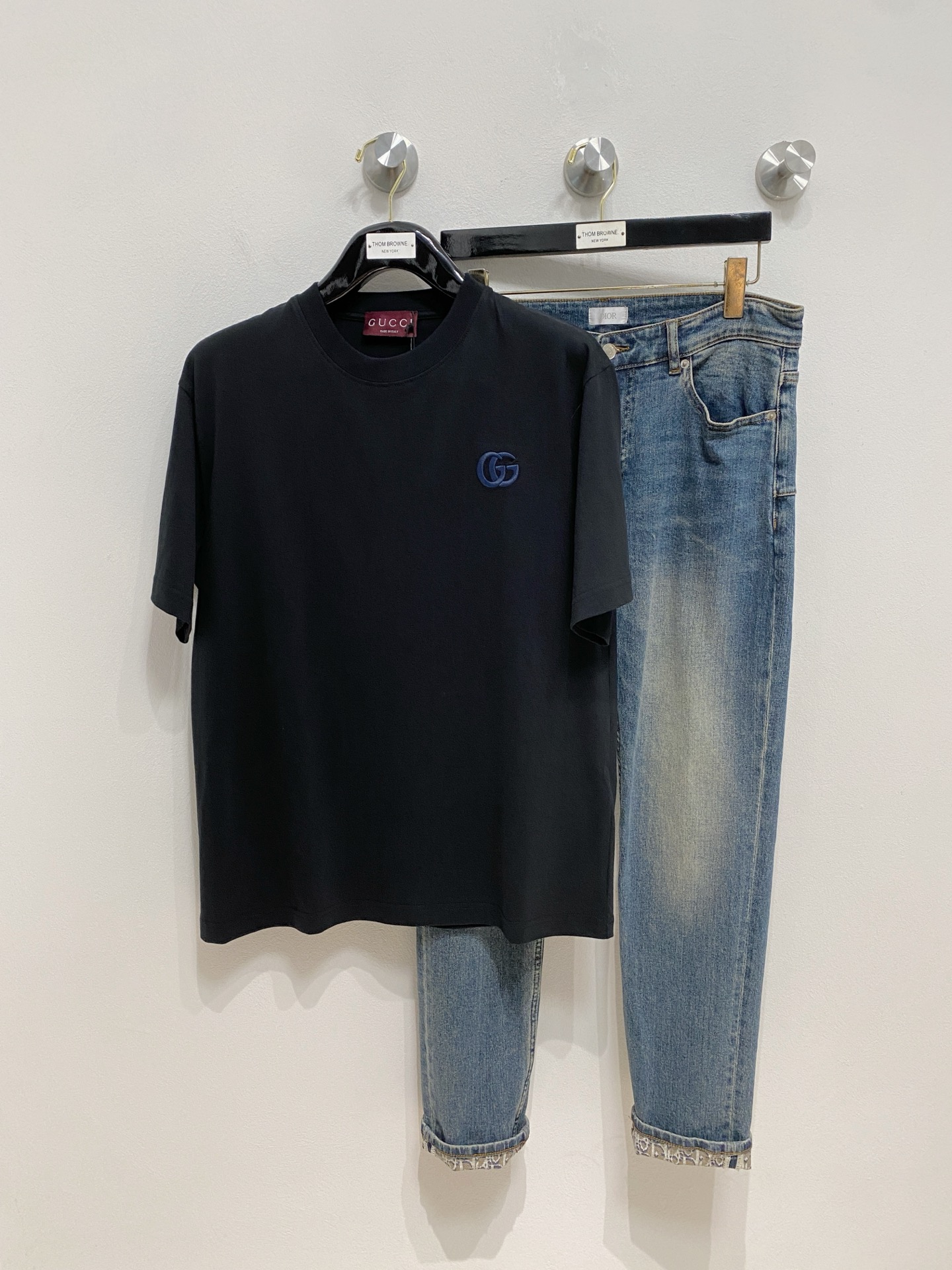 NO:421197,High-version Gucci 2025 new classic round neck short sleeves, fashionable and versatile classic elements create exquisite craftsmanship counter fabrics, top-level elements are fusion, classic short sleeves 3 standards are complete, trendy men's fashion, whether it is the comfort of the upper body or it is an incomparable existence, a must-have for male gods. Code number XS-XL, gucci, T-shirt, alexander wang19860909高版本 古驰2025新款经典圆领短袖,时尚百搭经典元素打造精致工艺专柜面料,顶级元素融合打造,经典短袖3标齐全,潮男时尚,无论是上身舒适度还是都是无可比拟的存在,男神必备.码数XS-XL,,gucci,T-shirt,alexander wang,Men's clothing