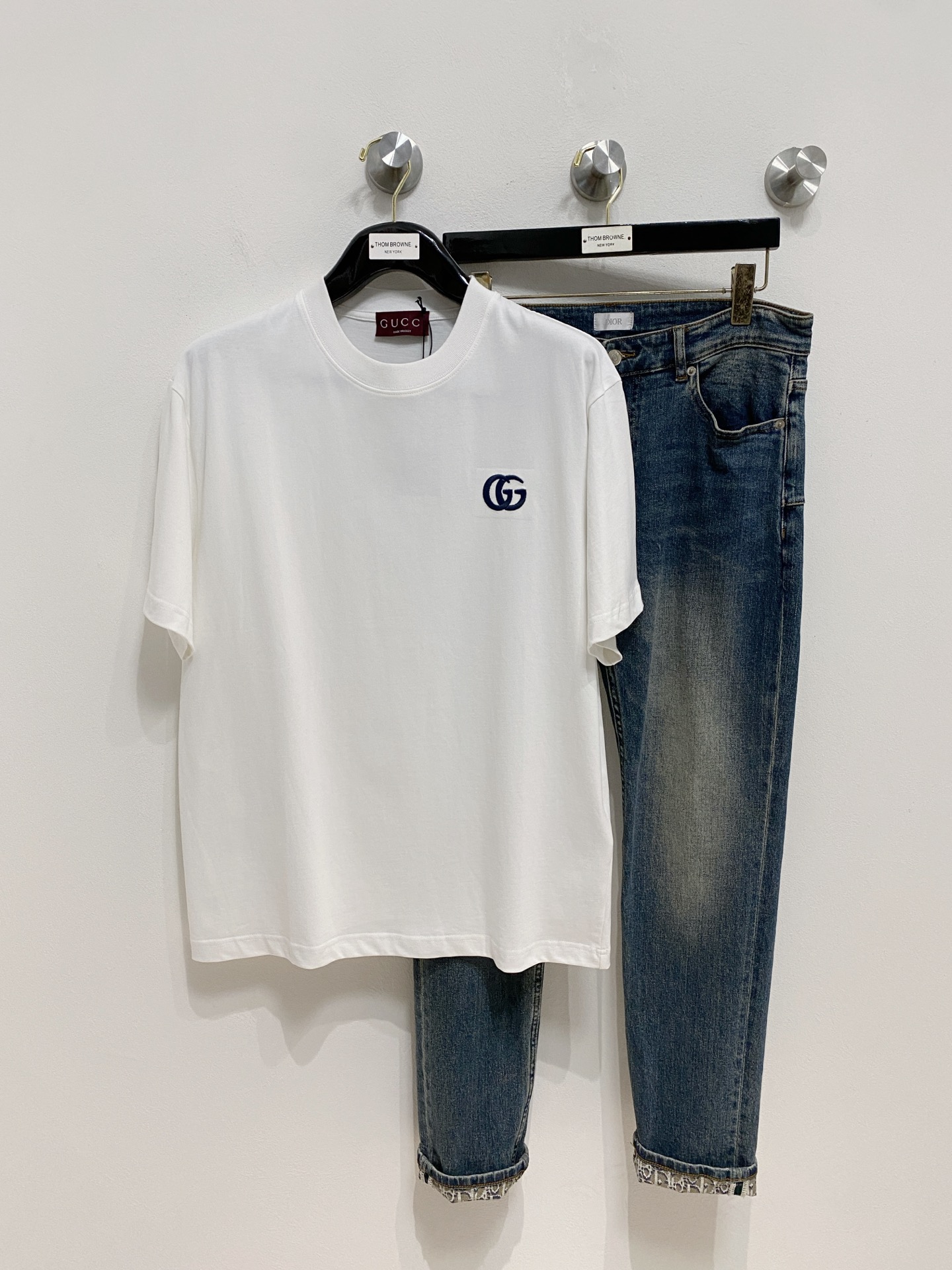 NO:421208,High-version Gucci 2025 new classic round neck short sleeves, fashionable and versatile classic elements to create exquisite craftsmanship counter fabrics, top-level elements to create, classic short sleeves 3 standards complete, trendy men's fashion, whether it is the comfort of the upper body or it is an incomparable existence, a must-have for male gods. Code number XS-XL, gucci, T-shirt, alexander wang19860909高版本 古驰 2025新款经典圆领短袖,时尚百搭经典元素打造精致工艺专柜面料,顶级元素融合打造,经典短袖3标齐全,潮男时尚,无论是上身舒适度还是都是无可比拟的存在,男神必备.码数XS-XL,,gucci,T-shirt,alexander wang,Men's clothing