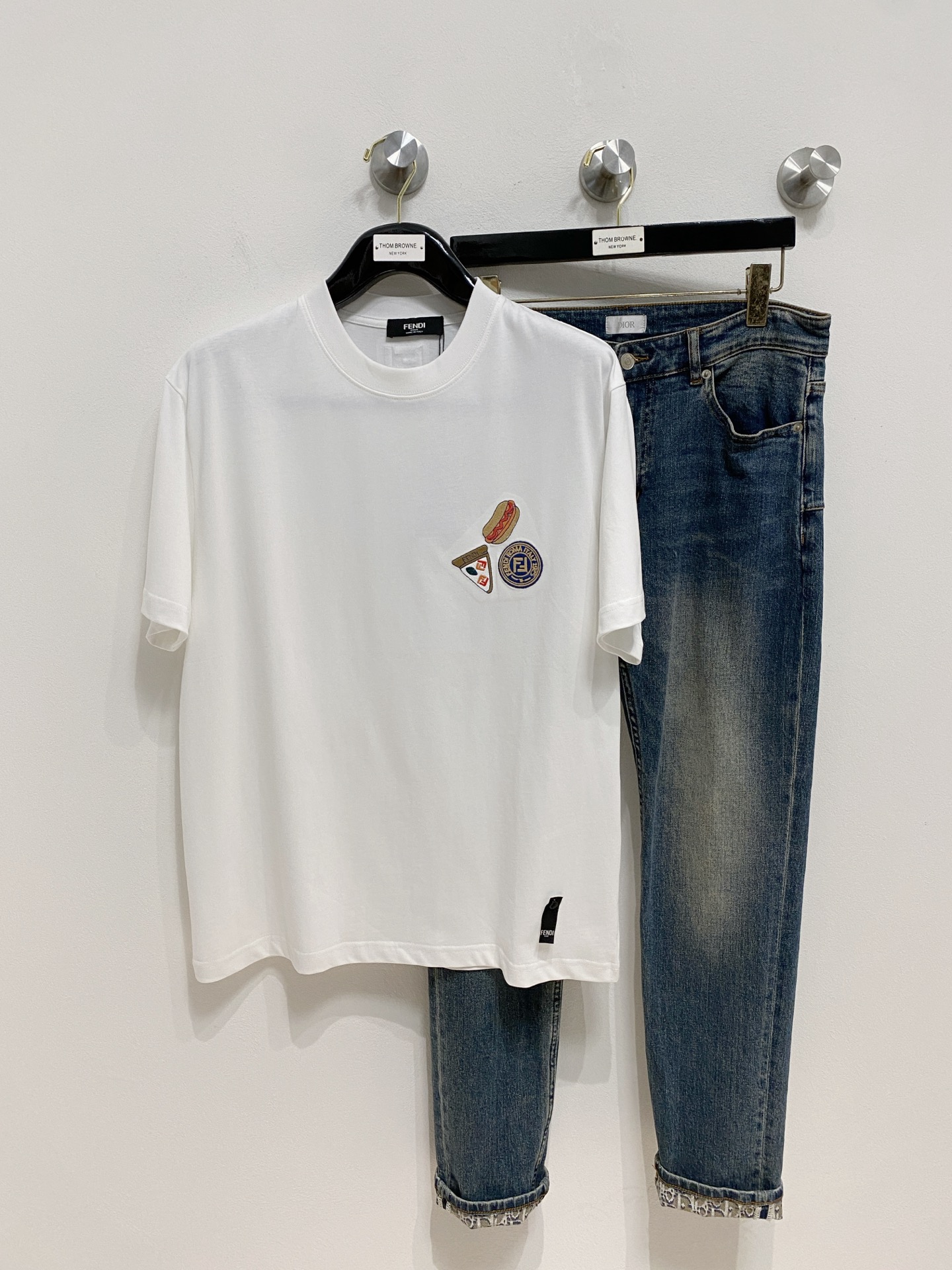 NO:421219,High-version Fendi 2025 new classic round neck short sleeves, fashionable and versatile classic elements to create exquisite craftsmanship counter fabrics, top-level elements to create, classic short sleeves 3 standards complete, trendy men's fashion, whether it is the comfort of the upper body or it is an incomparable existence, a must-have for male gods. Code number XS-XL, fendi, T-shirt, alexander wang19860909高版本 芬迪 2025新款经典圆领短袖,时尚百搭经典元素打造精致工艺专柜面料,顶级元素融合打造,经典短袖3标齐全,潮男时尚,无论是上身舒适度还是都是无可比拟的存在,男神必备.码数XS-XL,,fendi,T-shirt,alexander wang,Men's clothing