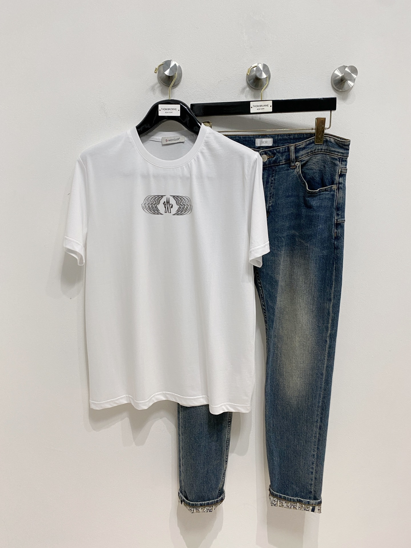 NO:421154,High-version 2025 new classic round neck short sleeves, fashionable and versatile classic elements to create exquisite craftsmanship counter fabrics, top-level elements to create, classic short sleeves 3 standards, trendy men's fashion, whether it is the comfort of the upper body or it is an incomparable existence, a must-have for male gods. Code number m-3xl, Moncler, T-shirt, alexander wang19860909高版本 蒙口 2025新款经典圆领短袖,时尚百搭经典元素打造精致工艺专柜面料,顶级元素融合打造,经典短袖3标齐全,潮男时尚,无论是上身舒适度还是都是无可比拟的存在,男神必备.码数m-3xl,,Moncler,T-shirt,alexander wang,Men's clothing