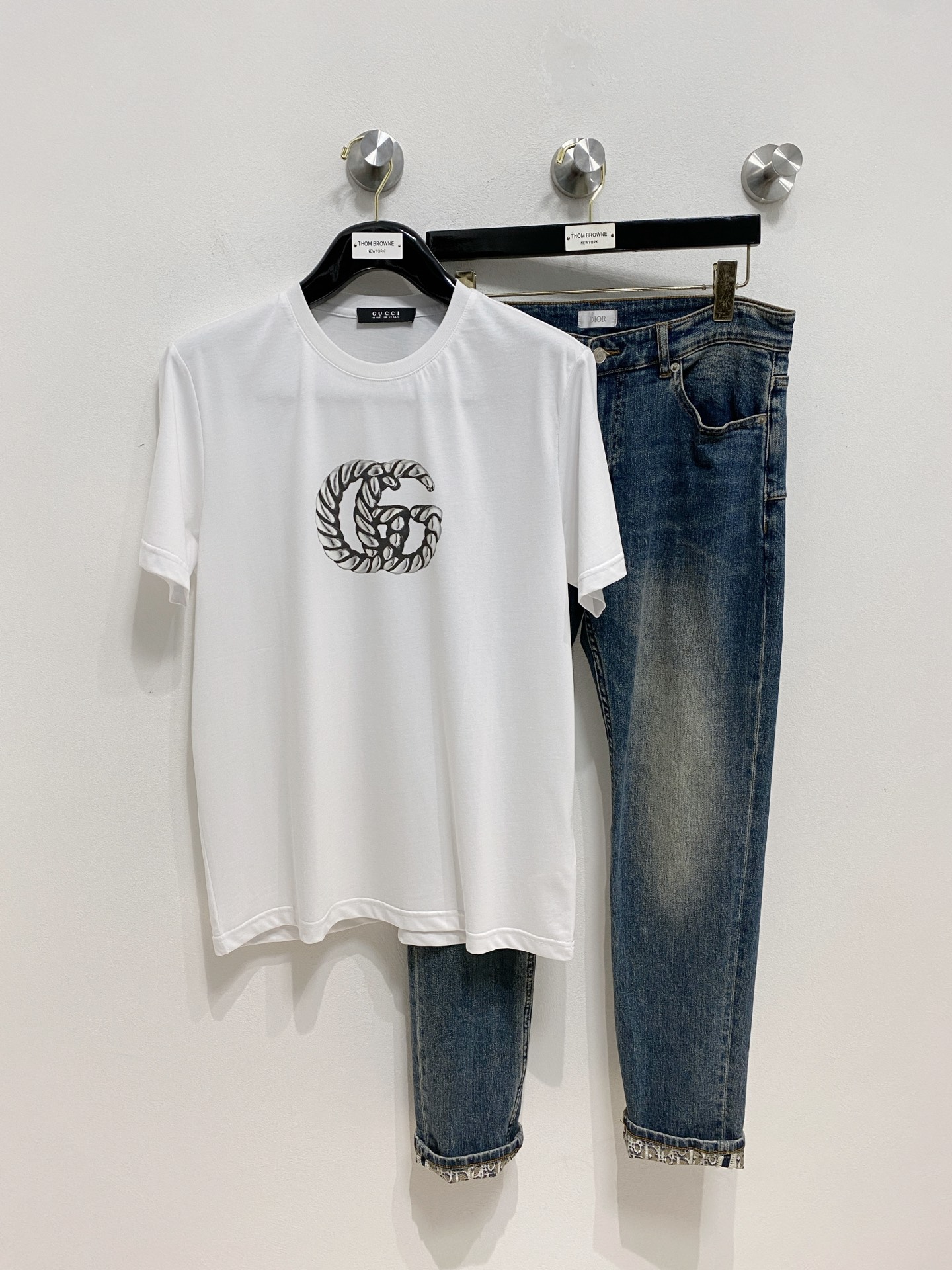 NO:421163,High-version Gucci 2025 new classic round neck short sleeves, fashionable and versatile classic elements to create exquisite craftsmanship counter fabrics, top-level elements to create, classic short sleeves 3 standards complete, trendy men's fashion, whether it is the comfort of the upper body or it is an incomparable existence, a must-have for male gods. Code number m-3xl, gucci, T-shirt, alexander wang19860909高版本 古驰 2025新款经典圆领短袖,时尚百搭经典元素打造精致工艺专柜面料,顶级元素融合打造,经典短袖3标齐全,潮男时尚,无论是上身舒适度还是都是无可比拟的存在,男神必备.码数m-3xl,,gucci,T-shirt,alexander wang,Men's clothing