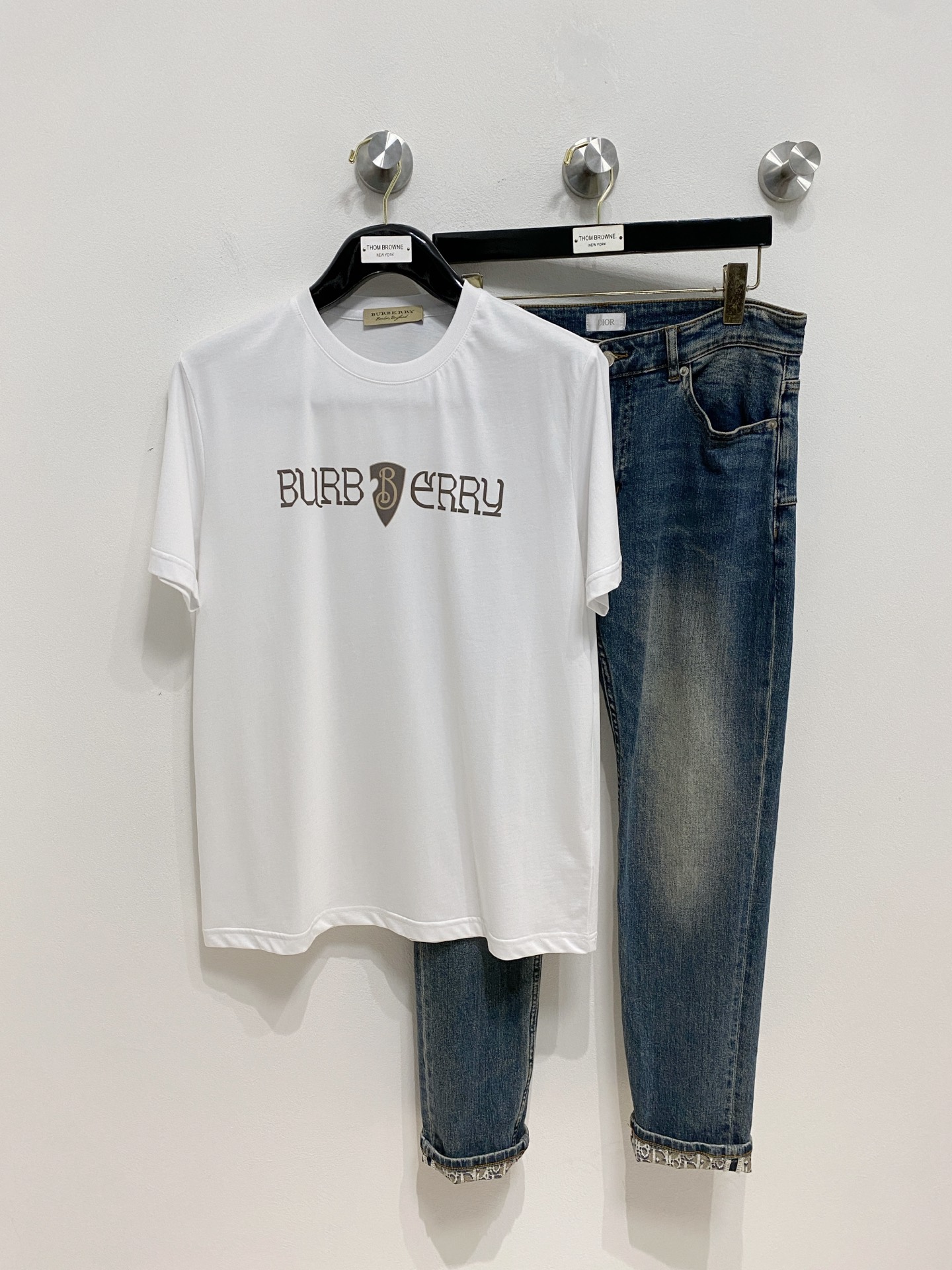 NO:421180,High-version Burberry 2025 new classic round neck short sleeves, fashionable and versatile classic elements to create exquisite craftsmanship counter fabrics, top-level elements to create, classic short sleeves 3 standards complete, trendy men's fashion, whether it is the comfort of the upper body or it is an incomparable existence, a must-have for male gods. Code number m-3xl, burberry, T-shirt, alexander wang19860909高版本 巴宝莉 2025新款经典圆领短袖,时尚百搭经典元素打造精致工艺专柜面料,顶级元素融合打造,经典短袖3标齐全,潮男时尚,无论是上身舒适度还是都是无可比拟的存在,男神必备.码数m-3xl,,burberry,T-shirt,alexander wang,Men's clothing