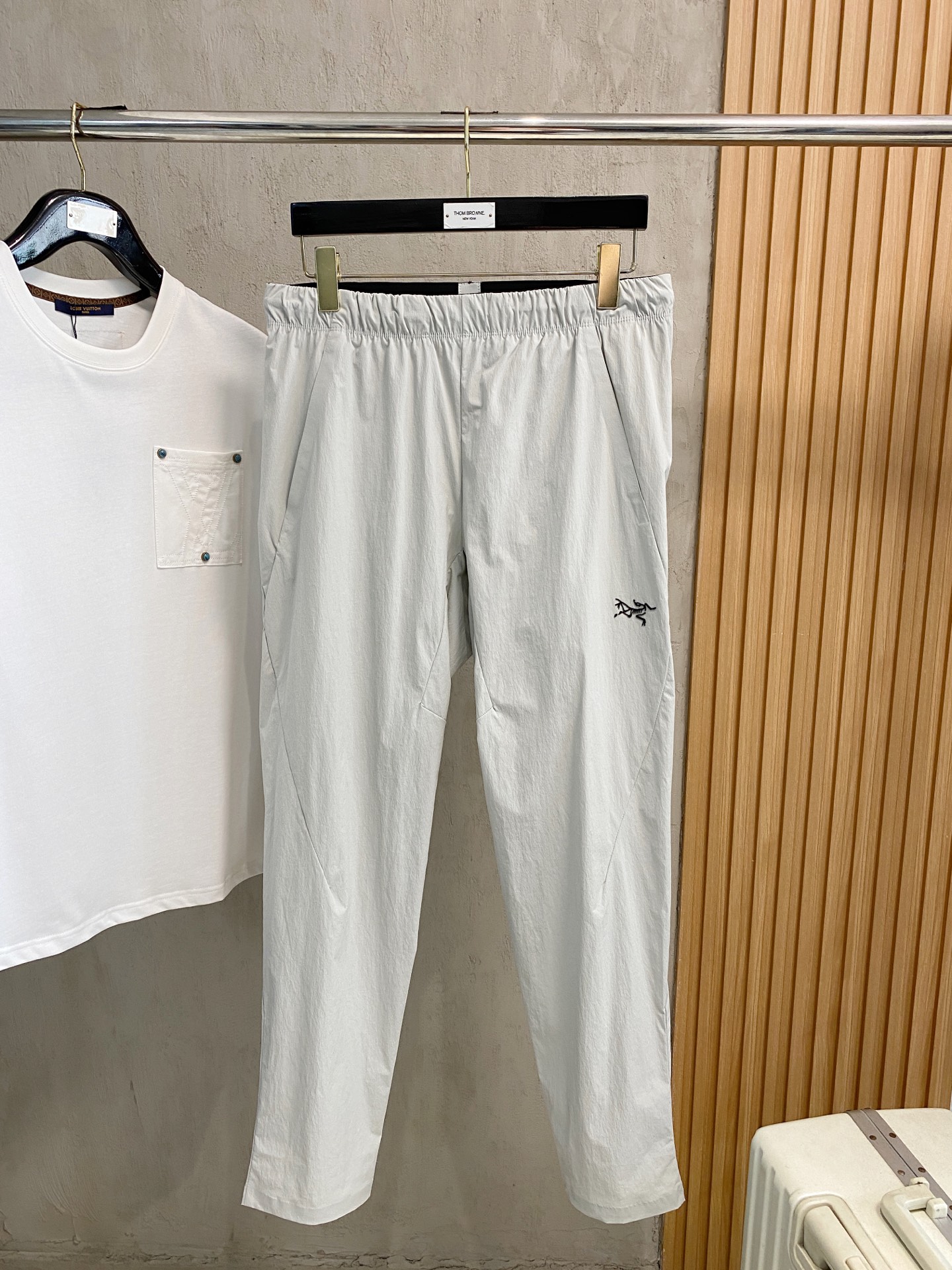 NO:437909,SS Spring and Summer Archaeopteryx hits!  Solid color casual pants, specially provided fabrics. All civil servants/office workers/broad spectrum people are available. The complete set of the latest hang tags/responsive MILANO classic main mark!  Original Italian flavor!  Integrated locked edges and wraps!  Code number M-3XL, arc'teryx,alexander wang19860909SS春夏 始祖鸟爆款来袭！纯色休闲裤,特供面料. 公务员/上班族/广谱人群均可.全套最新款吊牌/延用MILANO经典主唛！原汁原味的意大利制造风味！一体化锁边包边！码数M-3XL,arc'teryx,alexander wang,Men's clothing