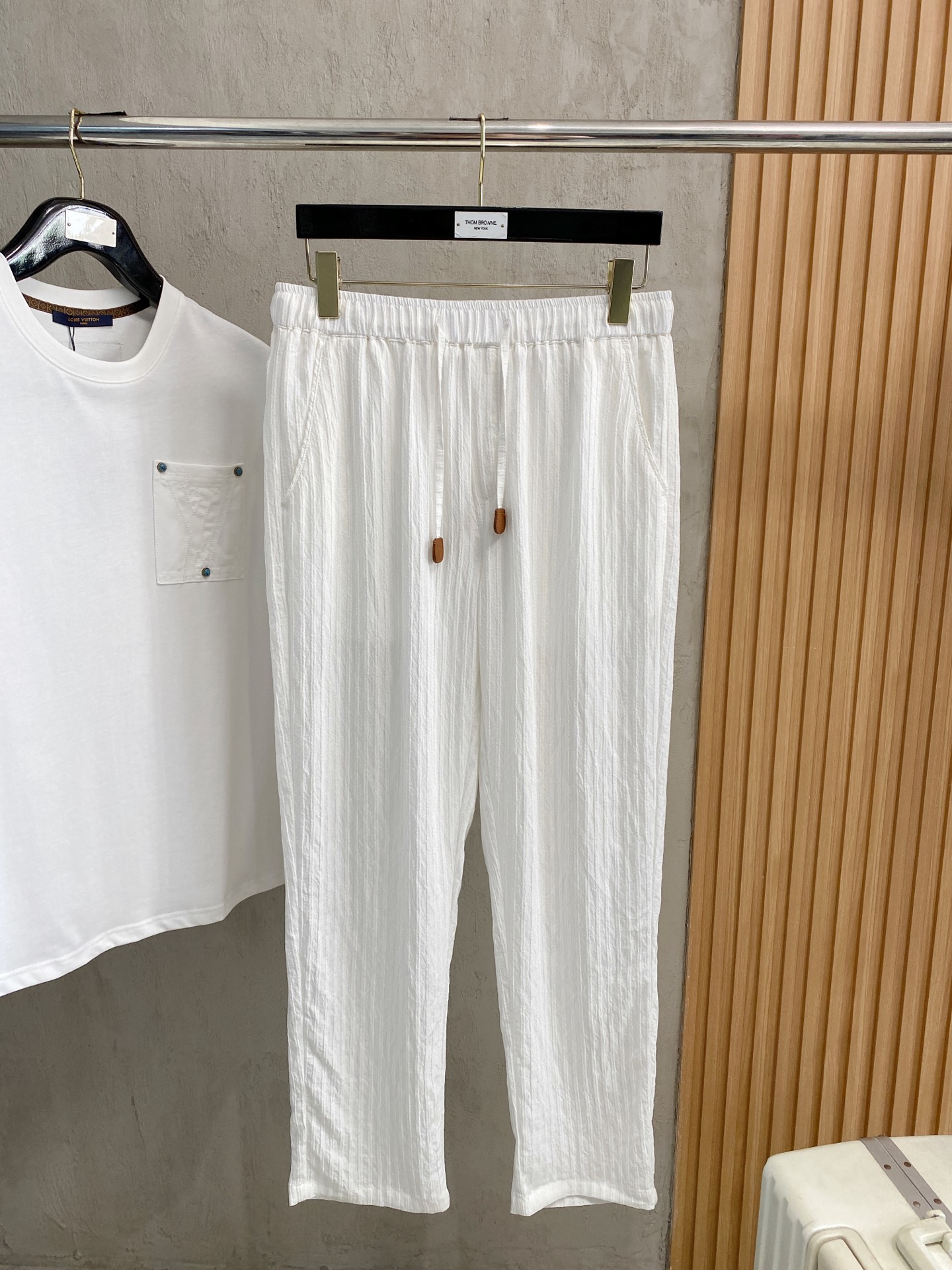 NO:437917,SS Spring and Summer Luo Yiwei’s hit products are coming!  Solid color casual pants, specially provided fabrics. All civil servants/office workers/broad spectrum people are available. The complete set of the latest hang tags/responsive MILANO classic main mark!  Original Italian flavor!  Integrated locked edges and wraps!  Code number M-3XL, loewe, alexander wang19860909SS春夏 罗意威爆款来袭！纯色休闲裤,特供面料. 公务员/上班族/广谱人群均可.全套最新款吊牌/延用MILANO经典主唛！原汁原味的意大利制造风味！一体化锁边包边！码数M-3XL,,loewe,alexander wang,Men's clothing