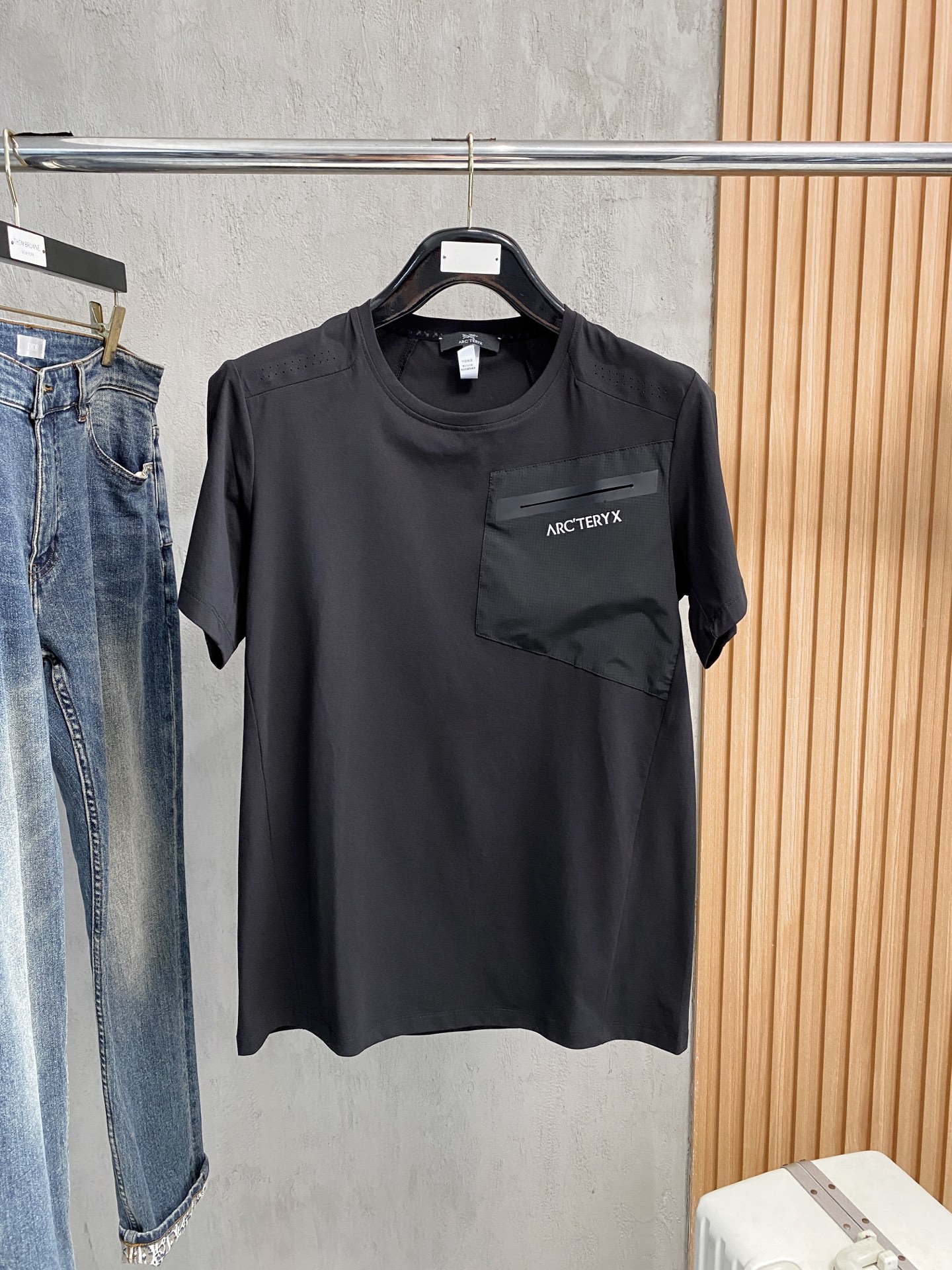 NO:437903,Archaeoptera Bird 2025ss new classic round neck short sleeves, fashionable and versatile classic elements to create exquisite craftsmanship counter fabrics, top-level elements to create, classic short sleeves 3 standards complete, trendy men's fashion, whether it is the comfort of the upper body or it is an incomparable existence, a must-have for male gods. Code number M-3Xl, arc'teryx, T-shirt, alexander wang19860909始祖鸟2025ss新款经典圆领短袖,时尚百搭经典元素打造精致工艺专柜面料,顶级元素融合打造,经典短袖3标齐全,潮男时尚,无论是上身舒适度还是都是无可比拟的存在,男神必备.码数M-3Xl,arc'teryx,T-shirt,alexander wang,Men's clothing