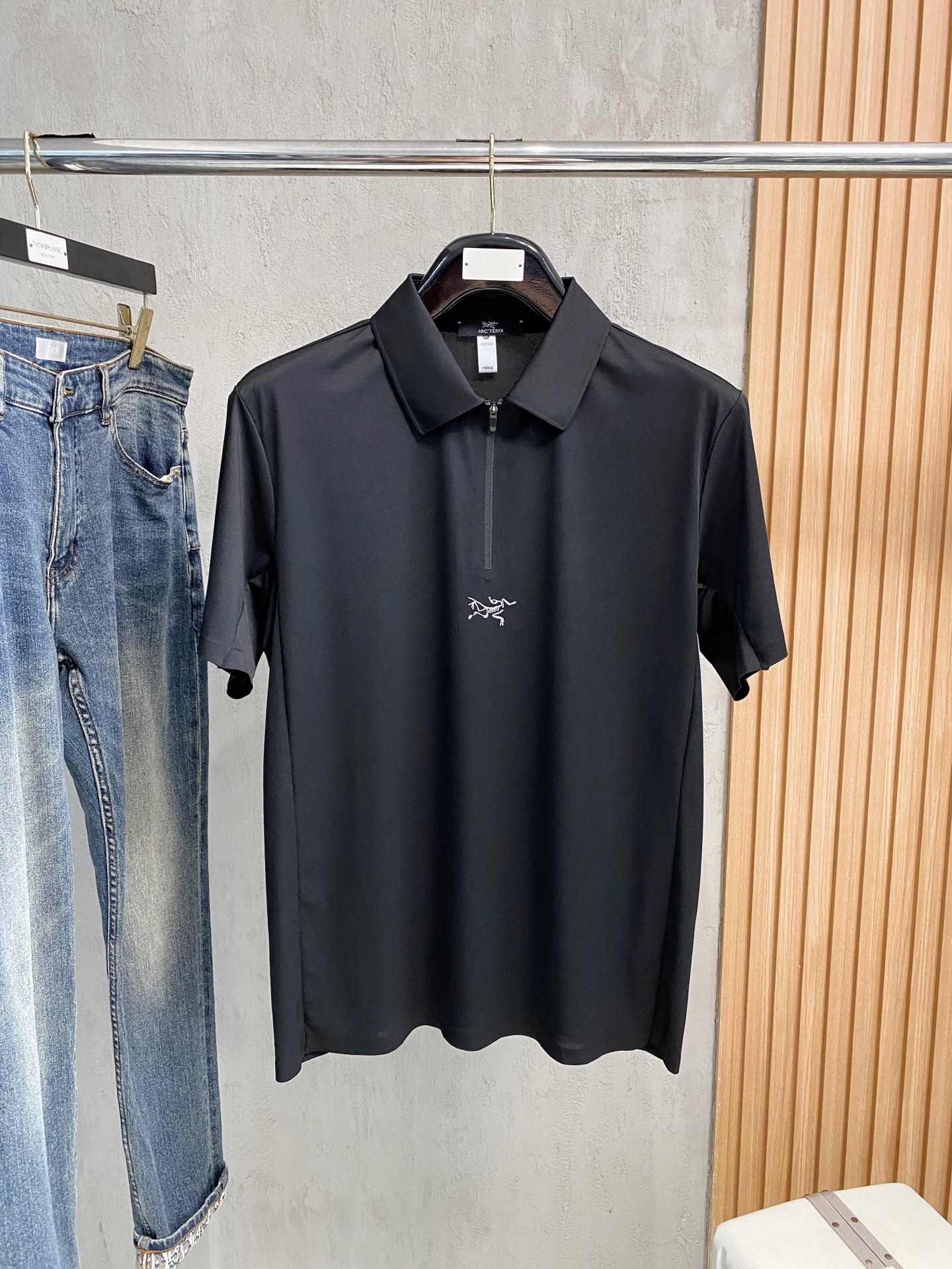 NO:437898,Archaeoptera bird 2025ss new classic lapel polo short sleeves, fashionable and versatile classic elements to create exquisite craftsmanship counter fabrics, top-level elements to create, classic short sleeves 3 standards complete, trendy men's fashion, whether it is the comfort of the upper body or it is an incomparable existence, a must-have for male gods. Code number M-3Xl, arc'teryx, T-shirt, alexander wang19860909始祖鸟2025ss新款经典翻领polo短袖,时尚百搭经典元素打造精致工艺专柜面料,顶级元素融合打造,经典短袖3标齐全,潮男时尚,无论是上身舒适度还是都是无可比拟的存在,男神必备.码数M-3Xl,arc'teryx,T-shirt,alexander wang,Men's clothing