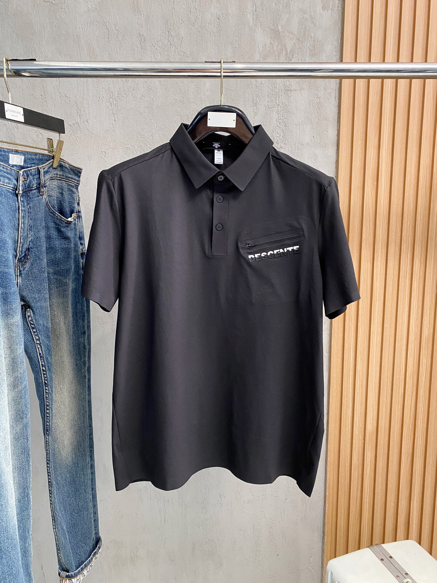 NO:437893,DiSant 2025ss new classic lapel polo short sleeves, fashionable and versatile classic elements to create exquisite craftsmanship counter fabrics, top-level elements to create, classic short sleeves 3 standards complete, trendy men's fashion, whether it is the comfort of the upper body or it is an incomparable existence, a must-have for male gods. Code number M-3Xl, T-shirt, alexander wang19860909迪桑特2025ss新款经典翻领polo短袖,时尚百搭经典元素打造精致工艺专柜面料,顶级元素融合打造,经典短袖3标齐全,潮男时尚,无论是上身舒适度还是都是无可比拟的存在,男神必备.码数M-3Xl,,T-shirt,alexander wang,Men's clothing