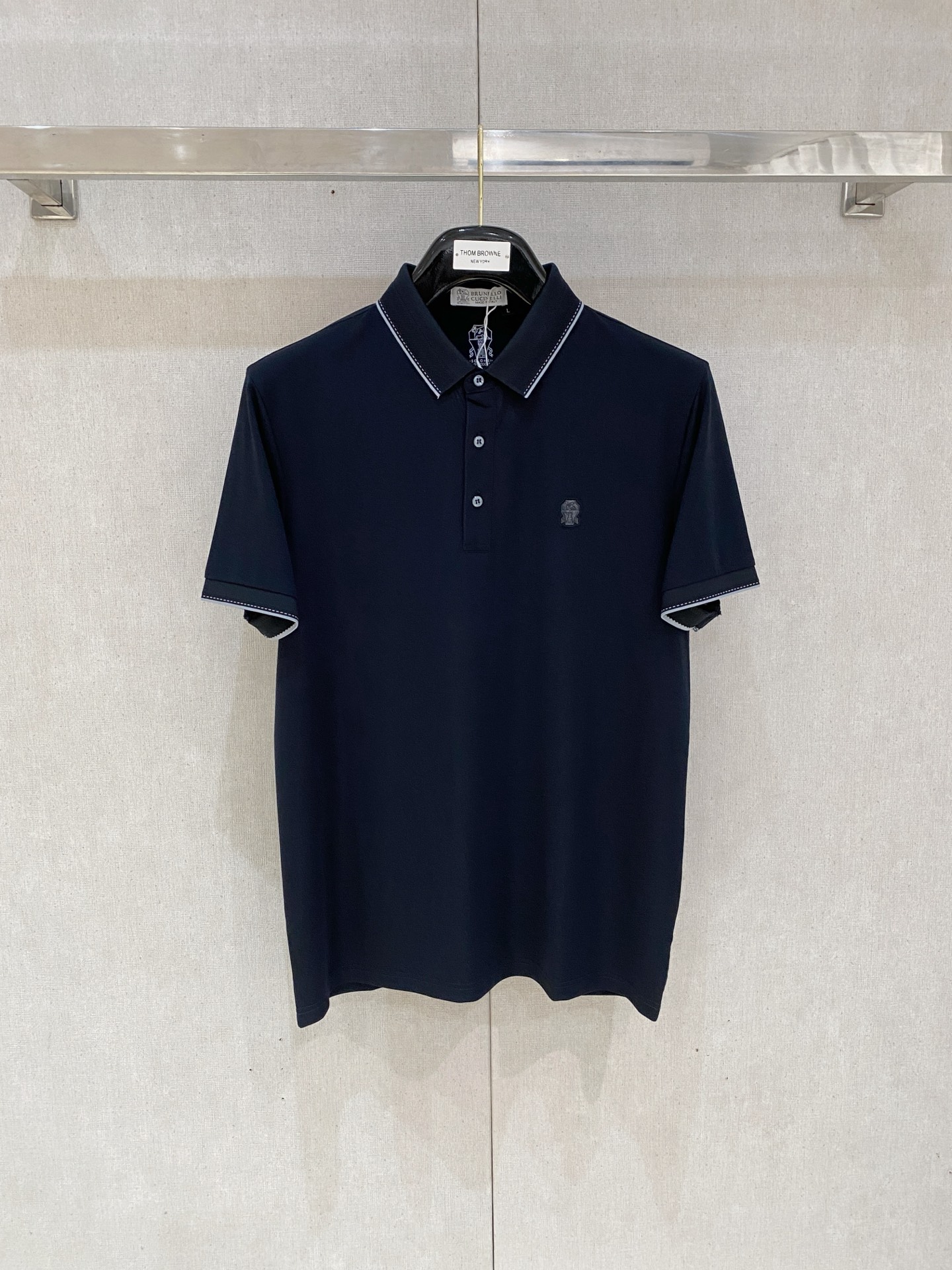 NO:425070,BC 2025ss summer new logo men's lapel Polo shirt!  Classic business men's style, high-end men's style at the ceiling level of business men's style!  Simple, fashionable and elegant, single-wearing inner wear is decent, quality control/detail control takes away, low-key, luxurious and connotative!  Customer-supplied fixed mesh flooring cotton cloth is carefully made, the surface of the fabric is evenly arranged and neatly arranged, with excellent breathability and heat dissipation and sweat resistance, and the comfort level of the upper body is completely better than that of ordinary single-sided sweat cloth tissue!  The classic brand LOGO logo on the chest is created with top-level craftsmanship. The LOGO has three-dimensional, clear and full texture, and is an extraordinary product in the classic field whether it is inner wear or single wear!  The exquisite cutting process, the processing of every detail is very standard and delicate, and it is comparable to that of ordinary LOW products on the market. Men must enter the basic versatile Polo shirts!  Size M-4xl Data reference M: bust 104cm-shoulder width 45cm-length 69cm-sleeve length 21cm L: bust 108cm-shoulder width 46cm-length 70cm-sleeve length 22cm XL: bust 112cm-shoulder width 47cm-length 71cm-sleeve length 23cm XXL: bust 116cm-shoulder width 48cm-sleeve length 72cm-sleeve length 24cm 3XL: bust 120cm-shoulder width 49cm-sleeve length 73cm-sleeve length 24cm, alexander wang19860909bc 2025ss夏季新款 logo男士翻领Polo衫！经典商务男款,高端男装的天花板级别的商务男款！简约时尚大气不失优雅,单穿内搭体面过人,品质控/细节控的闭眼带走,低调又奢华有内涵！ 客供定织网眼珠地棉布精心制成,面料表面排列均匀整齐的网眼纹理,透气性和散热排汗性极佳,上身舒适程度完全优于普通单面汗布组织！胸前经典的品牌LOGO标识,采用顶级工艺打造,LOGO立体清晰饱满,质感非凡的特质,无论是内搭还是单穿都是一款经典领域的产品！精妙绝伦的裁剪工艺,每一个细节处理的非常标准细腻,非市面一般LOW货可以媲美的,男士必入基础百搭款Polo衫推荐！ 尺码M-4xl 数据参考 M码:胸围104cm-肩宽45cm-衣长69cm-袖长21cm L码:胸围108cm-肩宽46cm-衣长70cm-袖长22cm XL码:胸围112cm-肩宽47cm-衣长71cm-袖长23cm XXL码:胸围116cm-肩宽48cm-衣长72cm-袖长24cm 3XL码:胸围120cm-肩宽49cm-衣长73cm-袖长24cm,,alexander wang,Men's clothing